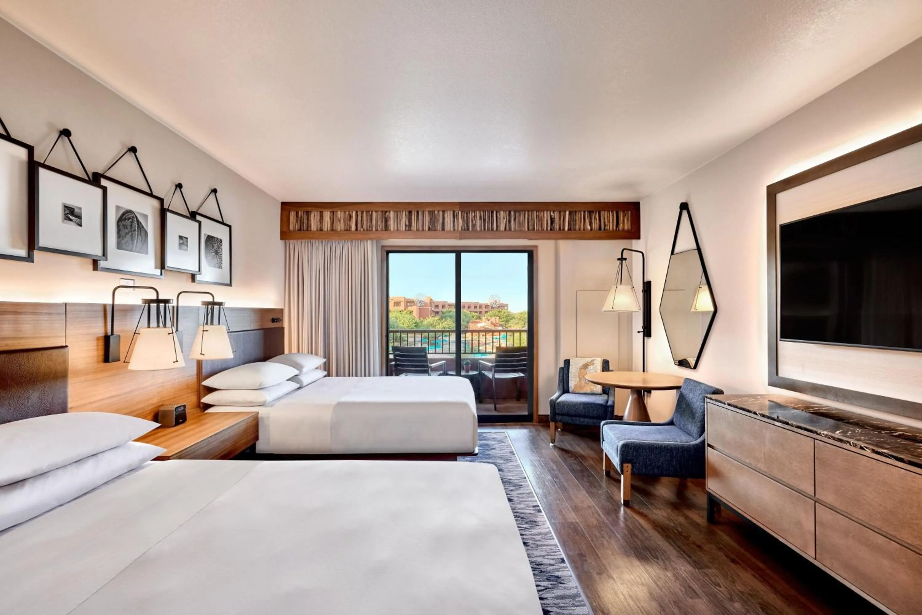 Swimming pool, Bed in Sheraton Grand at Wild Horse Pass