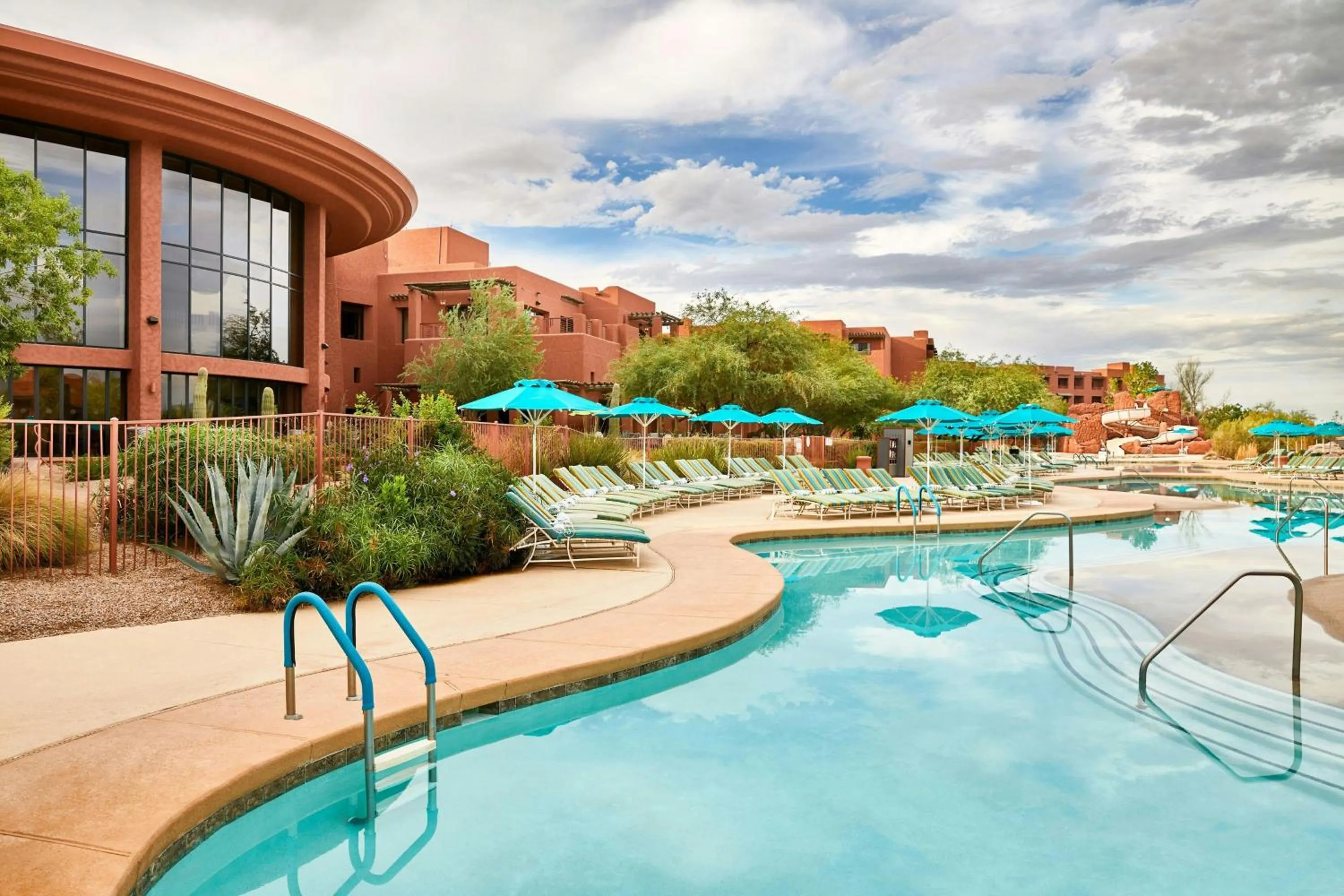 Swimming pool in Sheraton Grand at Wild Horse Pass