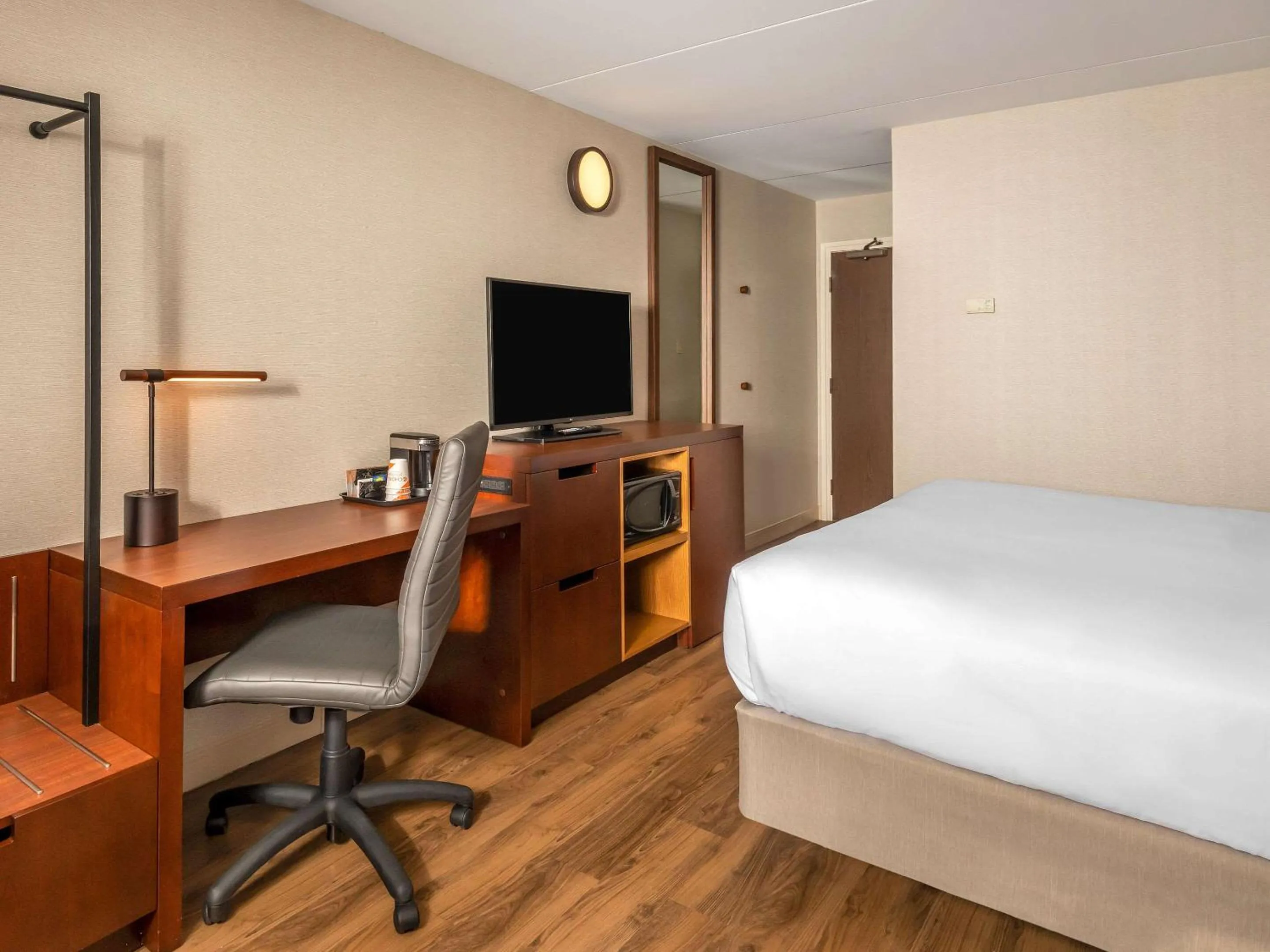 Bedroom, Bed in Comfort Inn West