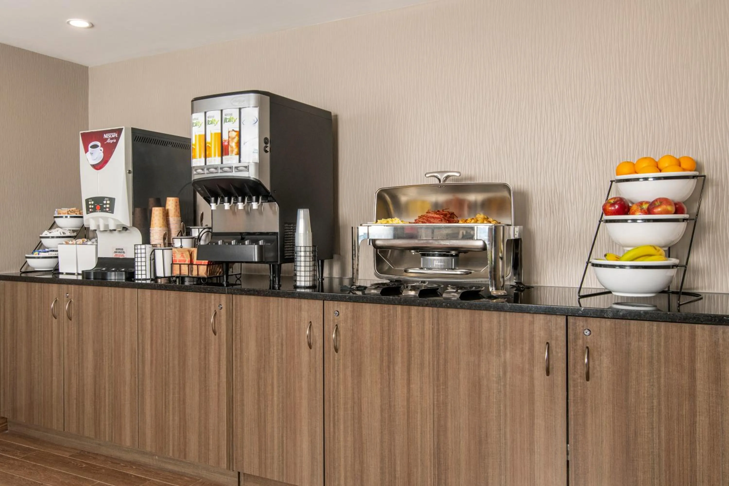 Food and drinks in Comfort Inn West