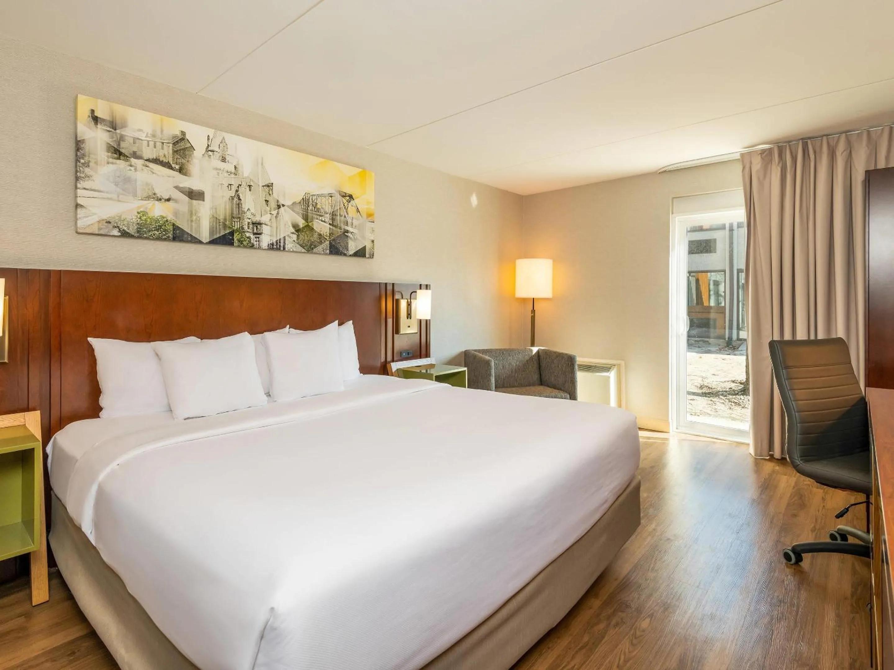Bedroom, Bed in Comfort Inn Kanata Ottawa West