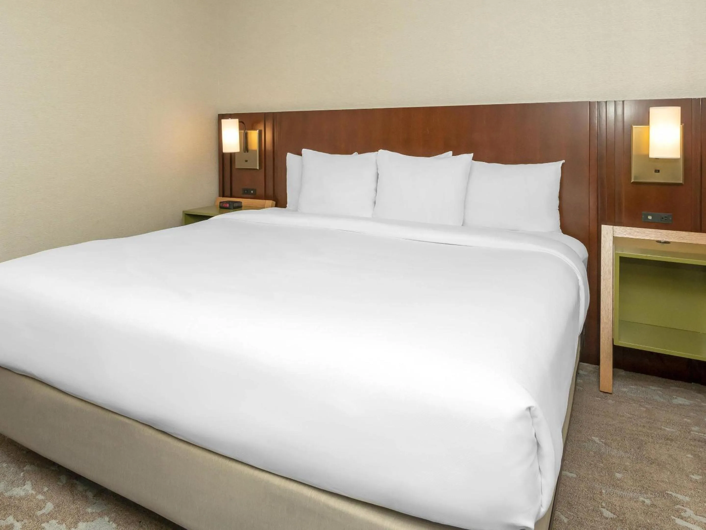 Bedroom, Bed in Comfort Inn Kanata Ottawa West
