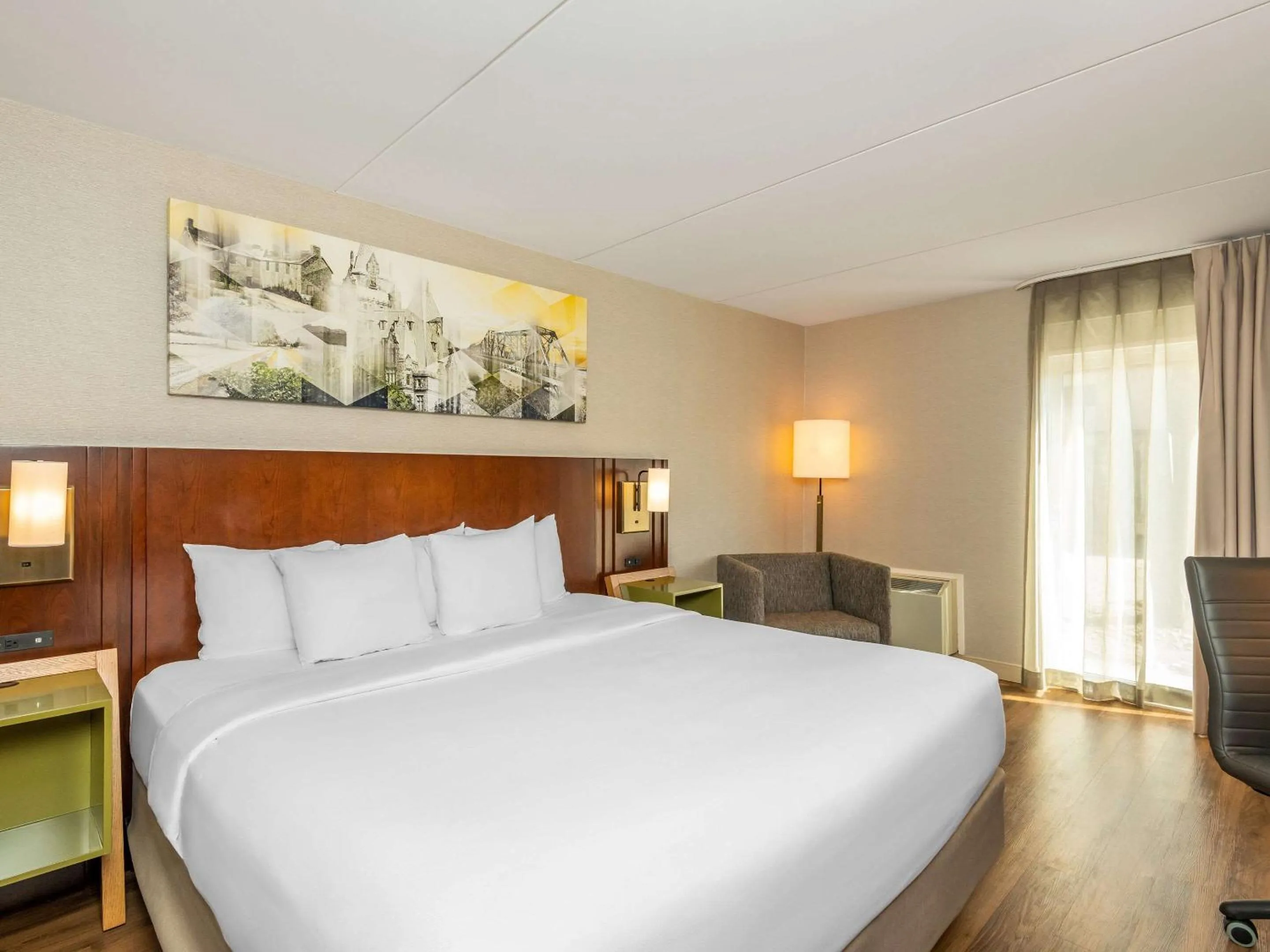 Bedroom, Bed in Comfort Inn West