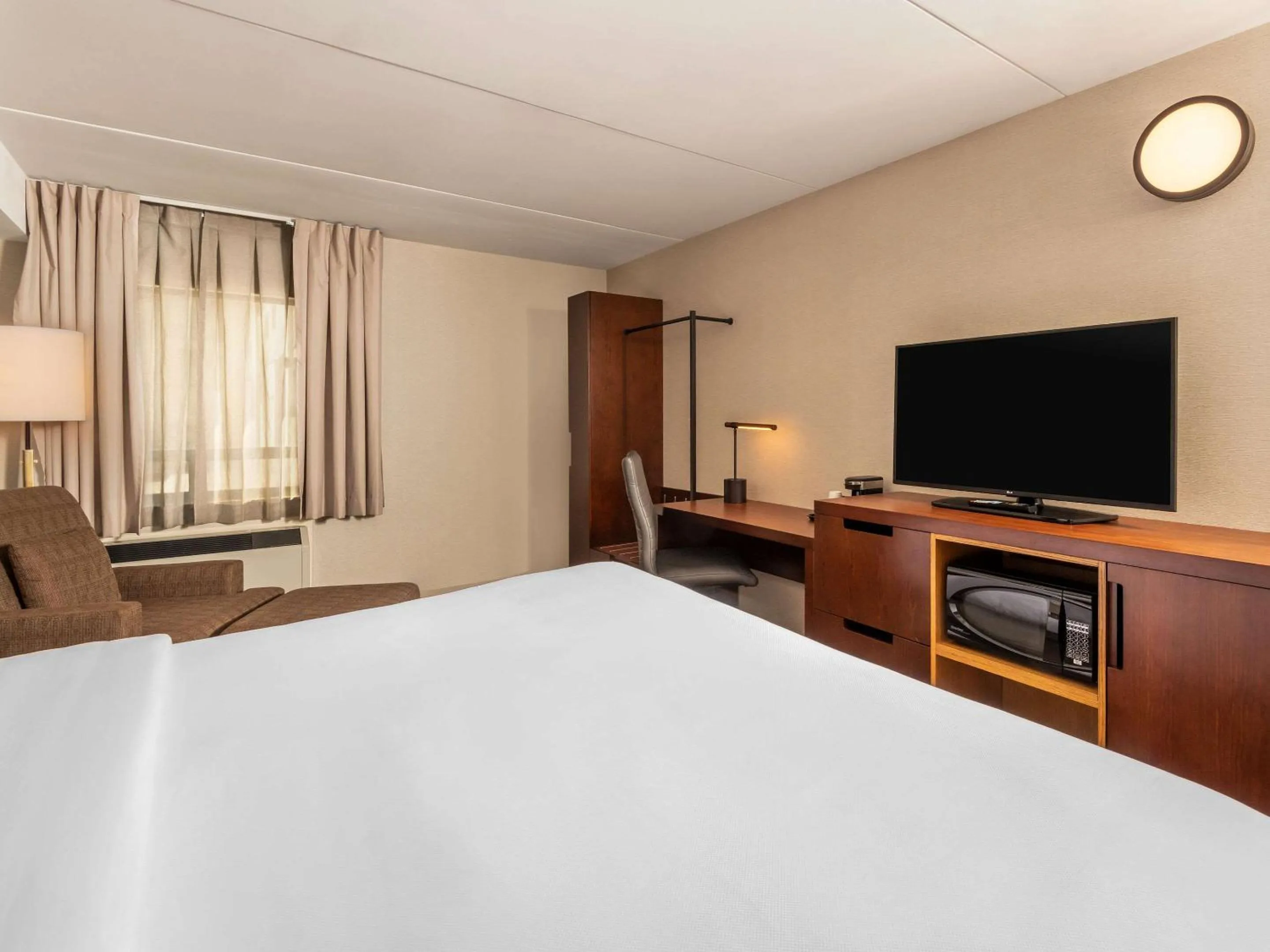 Bedroom, Bed in Comfort Inn West