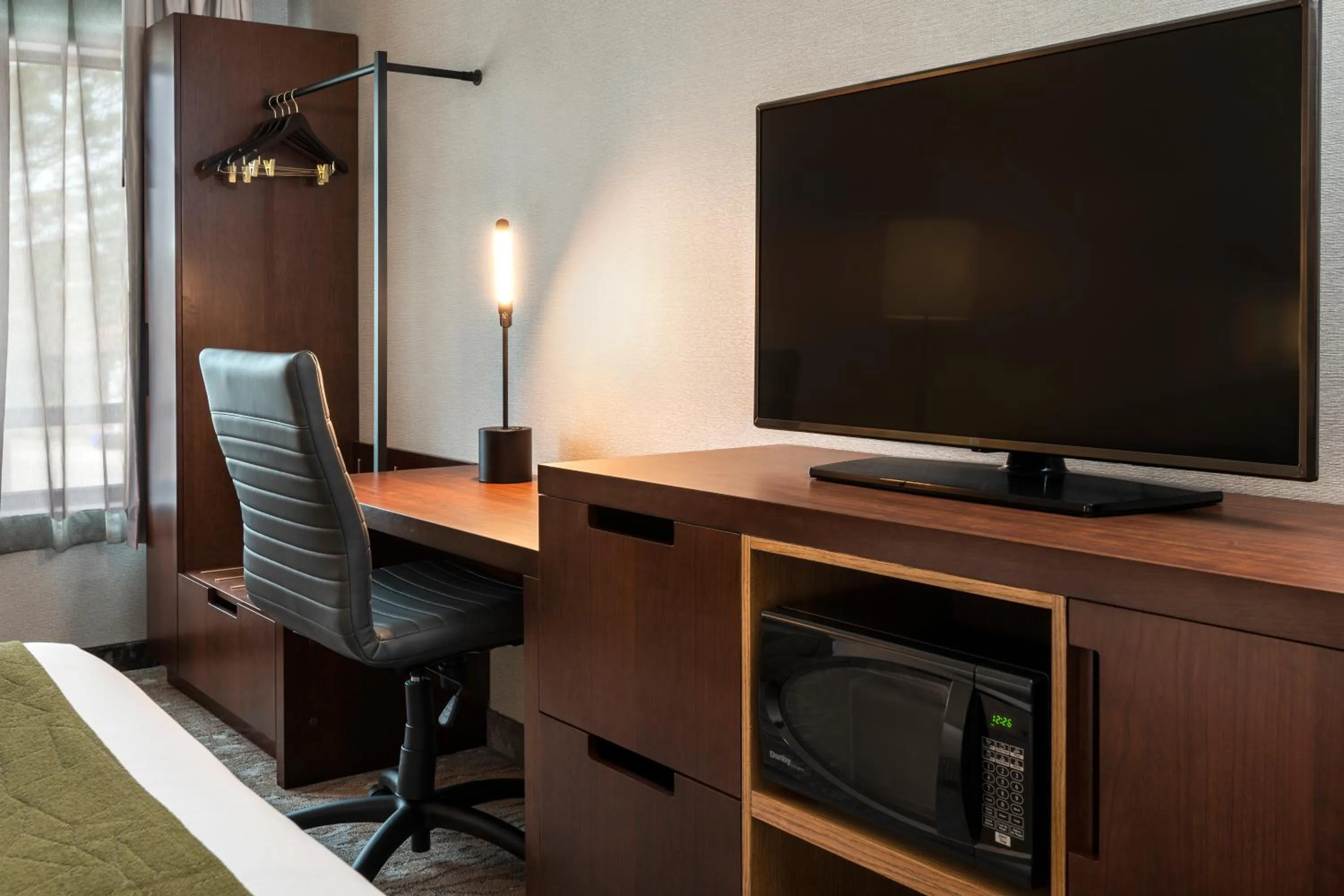 TV and multimedia in Comfort Inn West