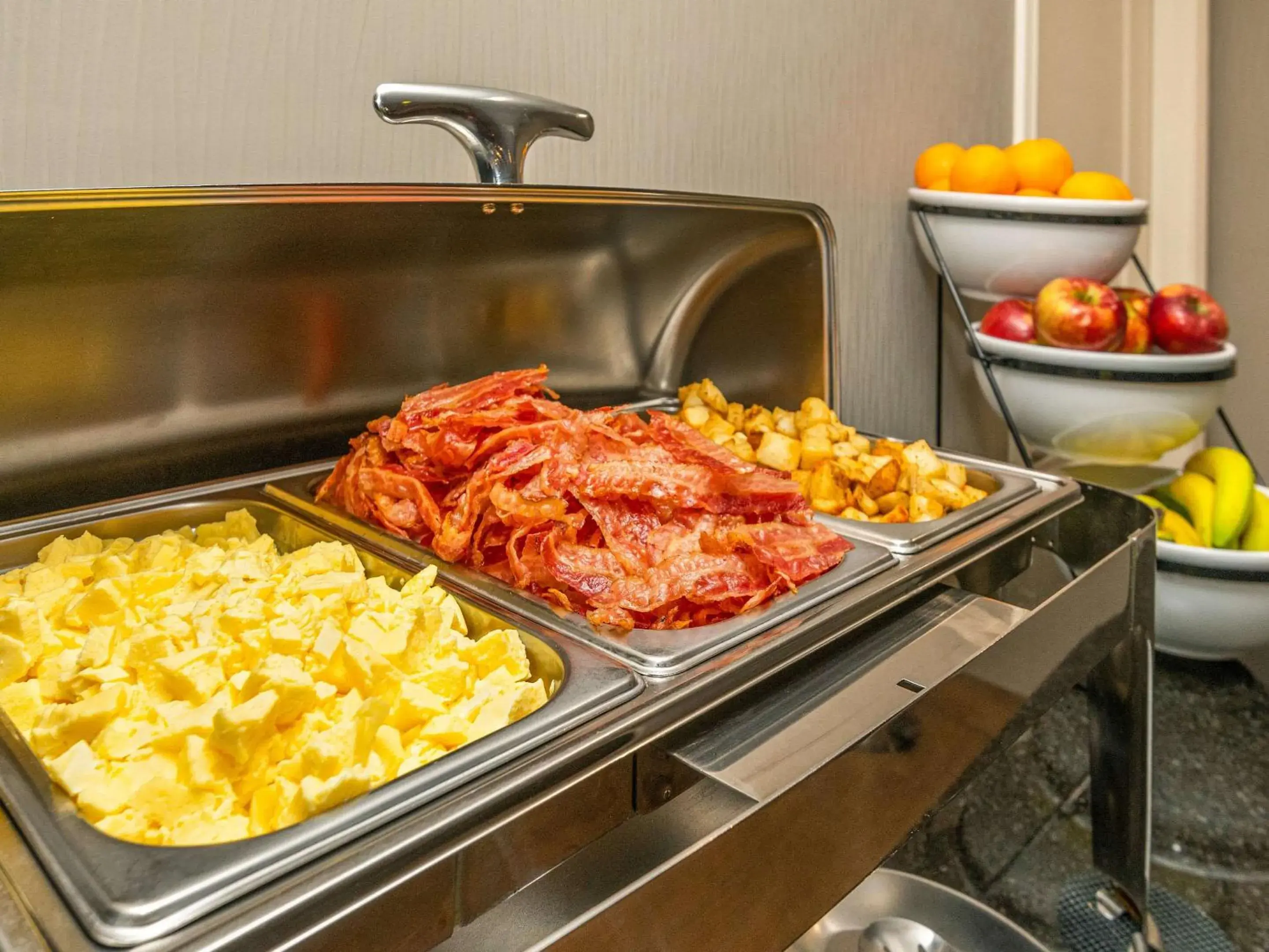 Breakfast in Comfort Inn West Breakfast in Comfort Inn West