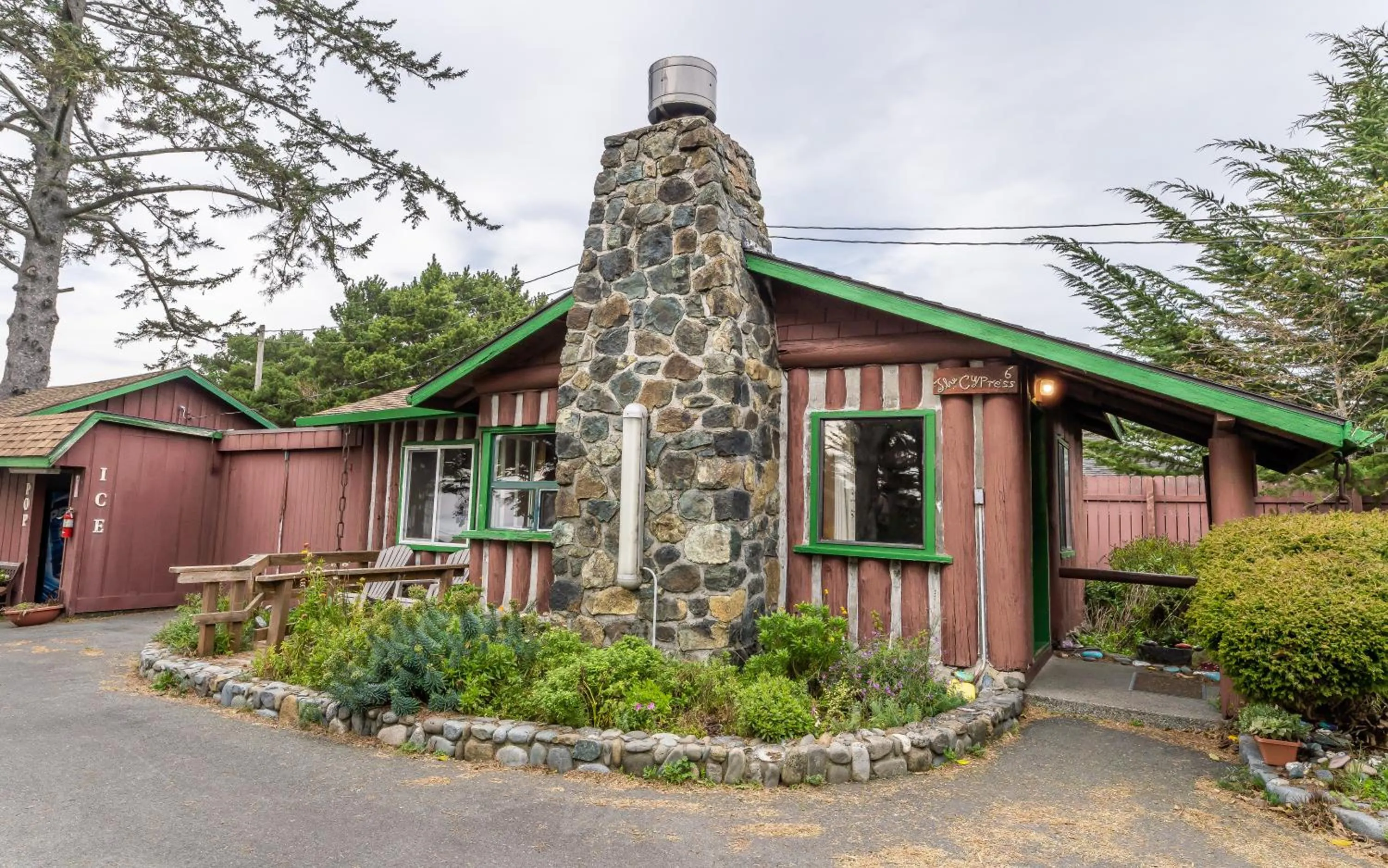 Property building in Gold Beach Inn