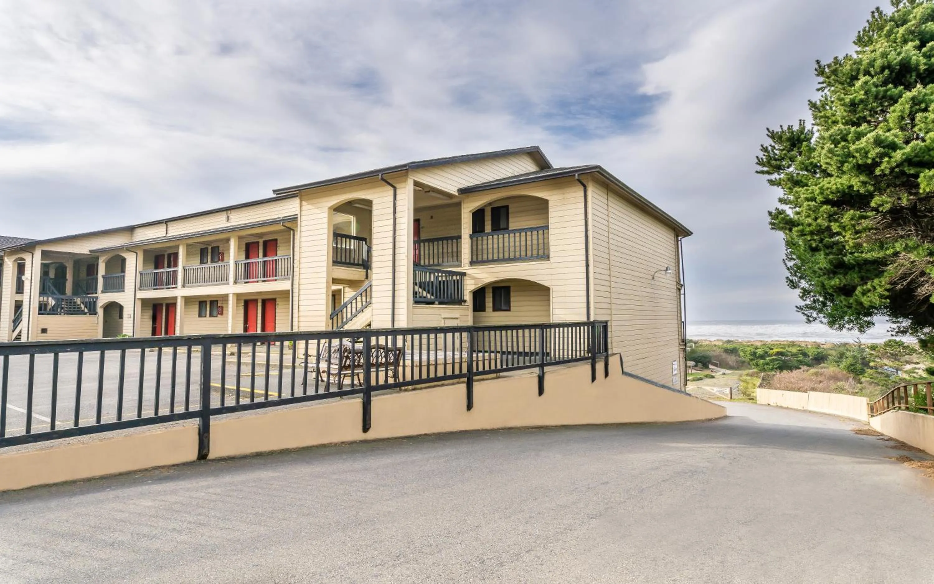 Property building in Gold Beach Inn