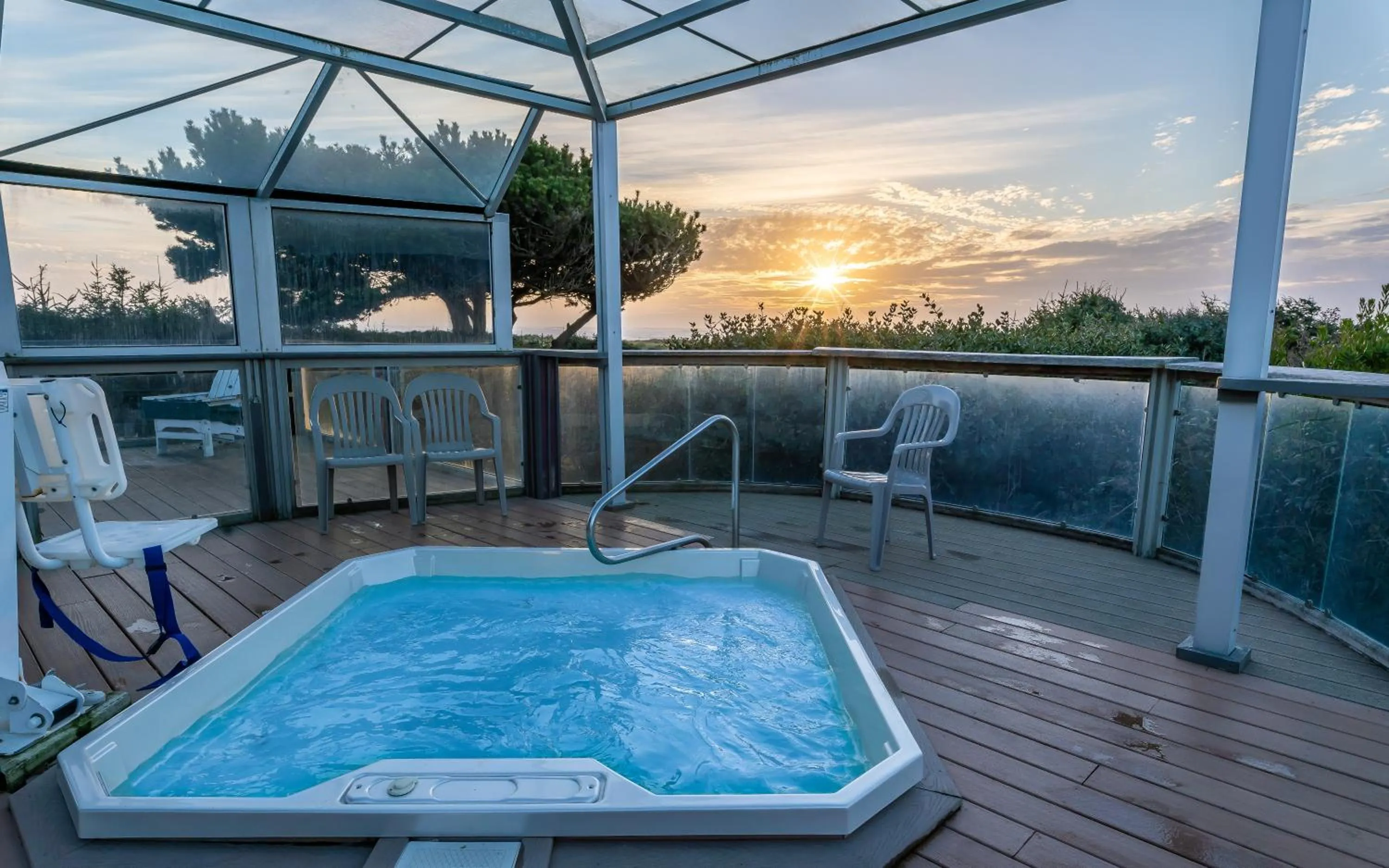 Hot Tub in Gold Beach Inn
