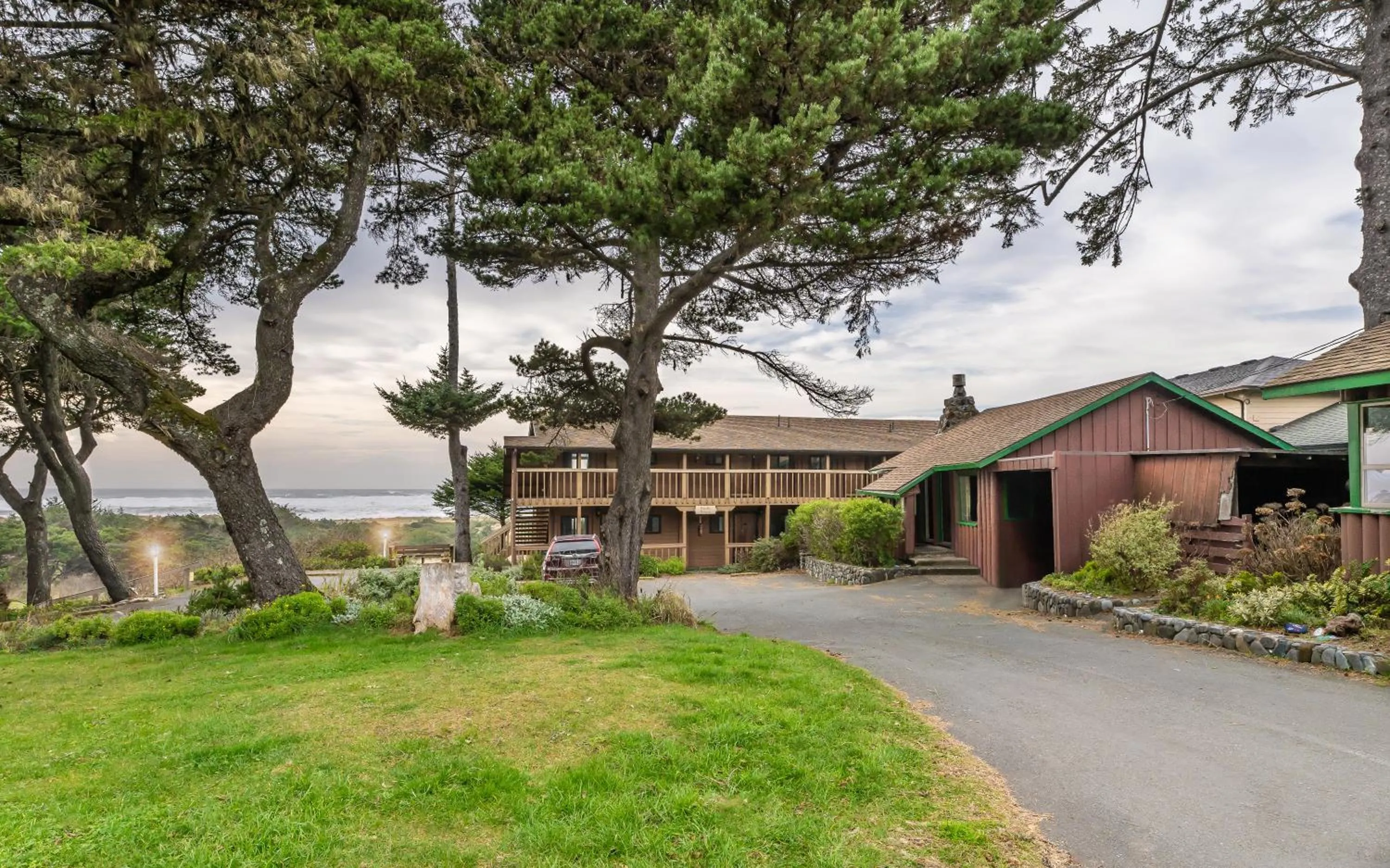 Property building in Gold Beach Inn
