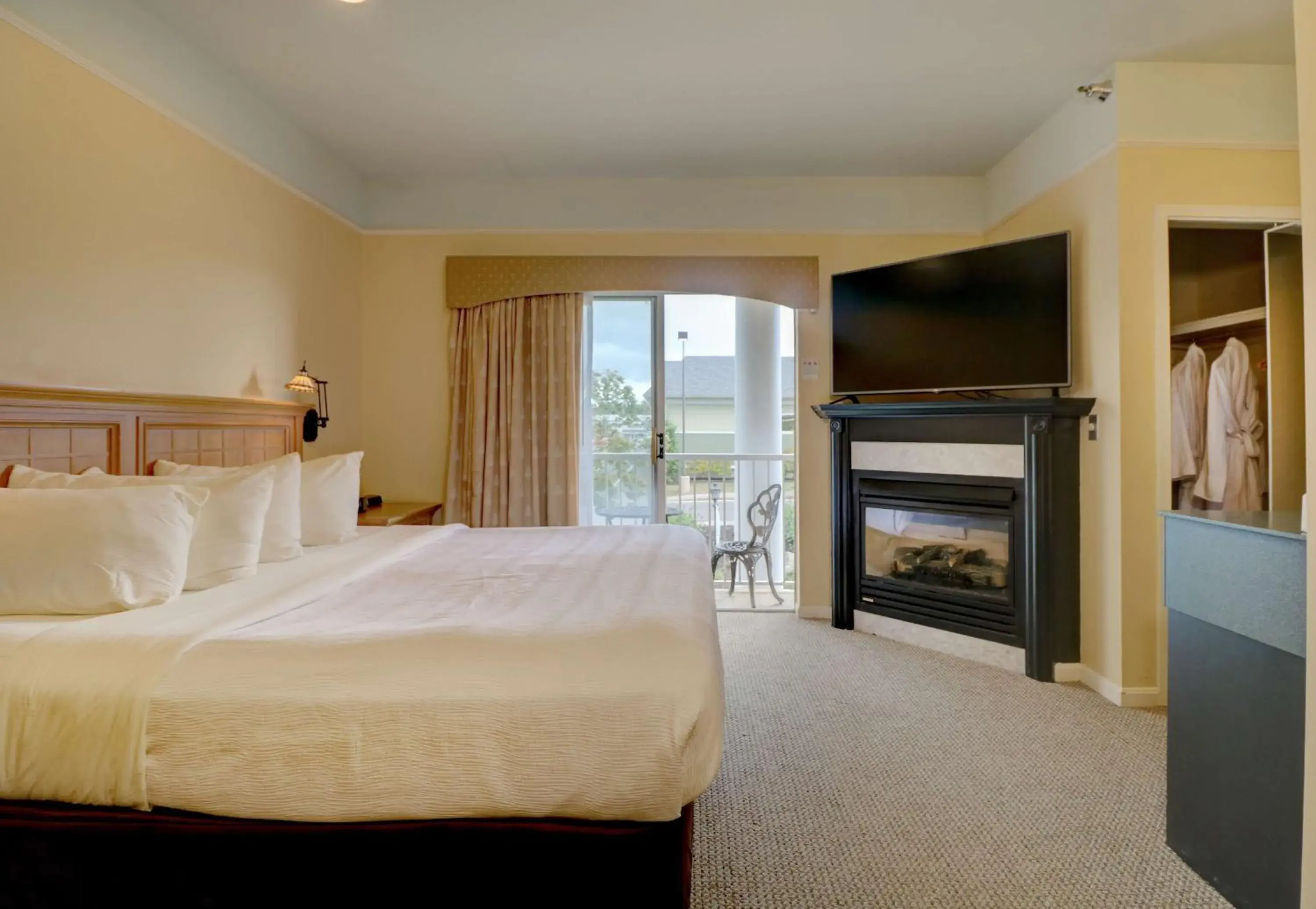 Photo of the whole room, Bed in Senator Inn & Spa Photo of the whole room, Bed in Senator Inn & Spa