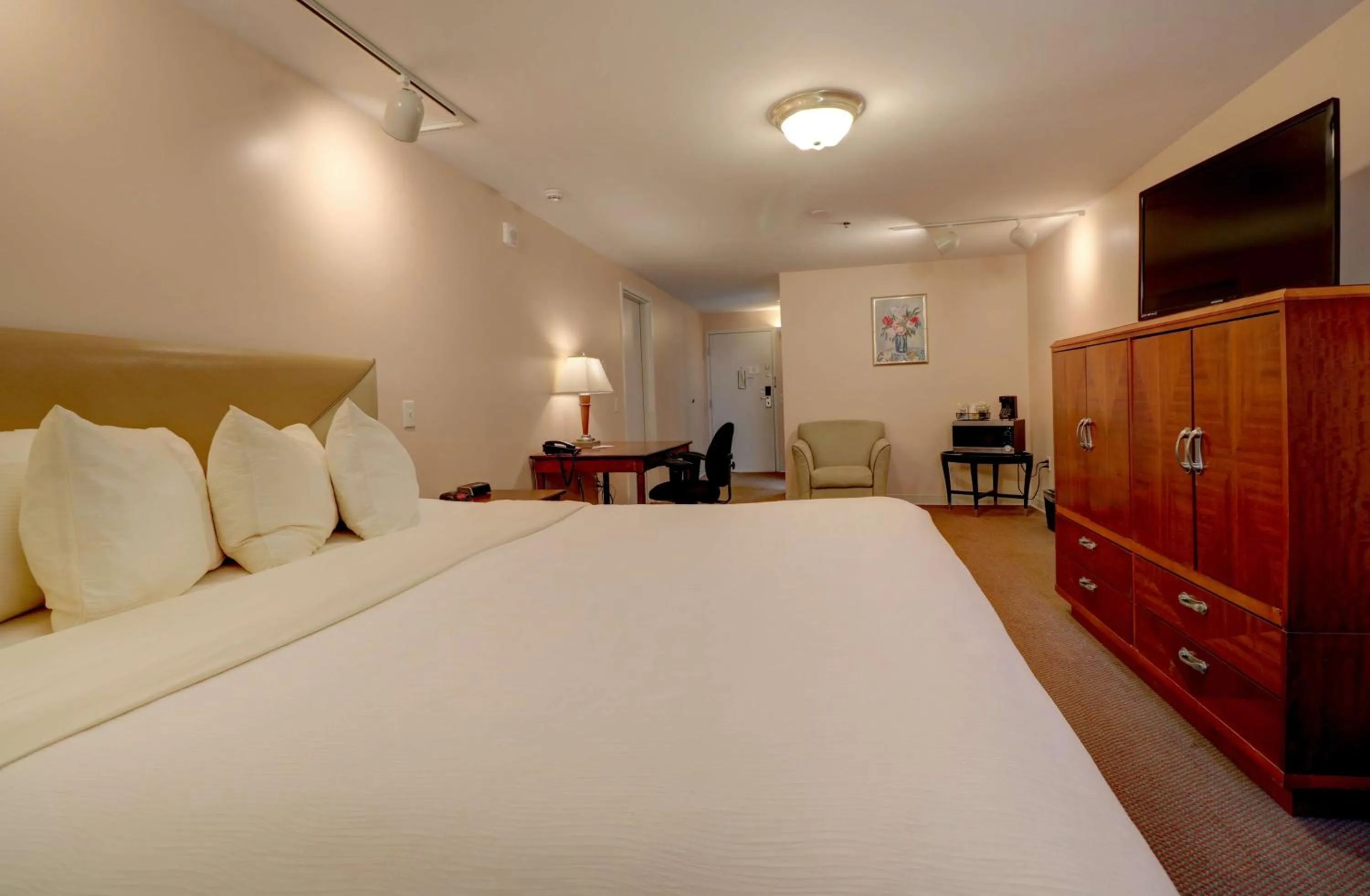 Bedroom, Bed in Senator Inn & Spa