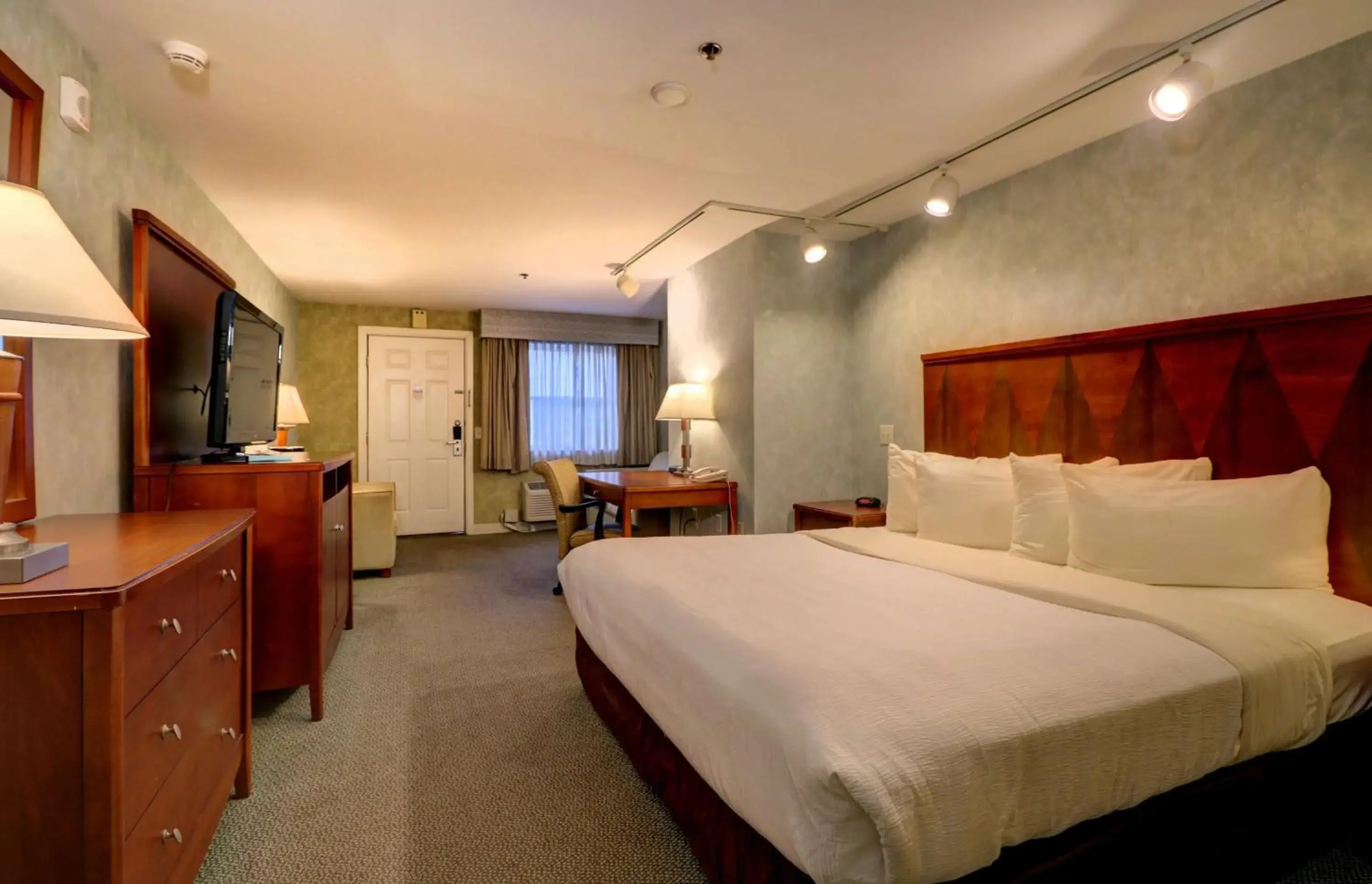 Bedroom, Bed in Senator Inn & Spa Bedroom, Bed in Senator Inn & Spa