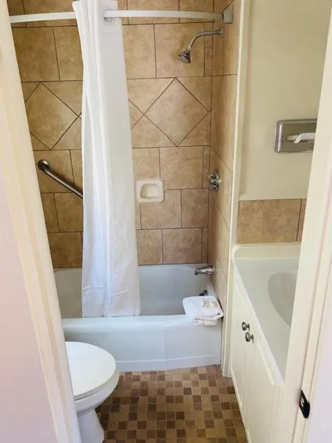 Bathroom in Senator Inn & Spa