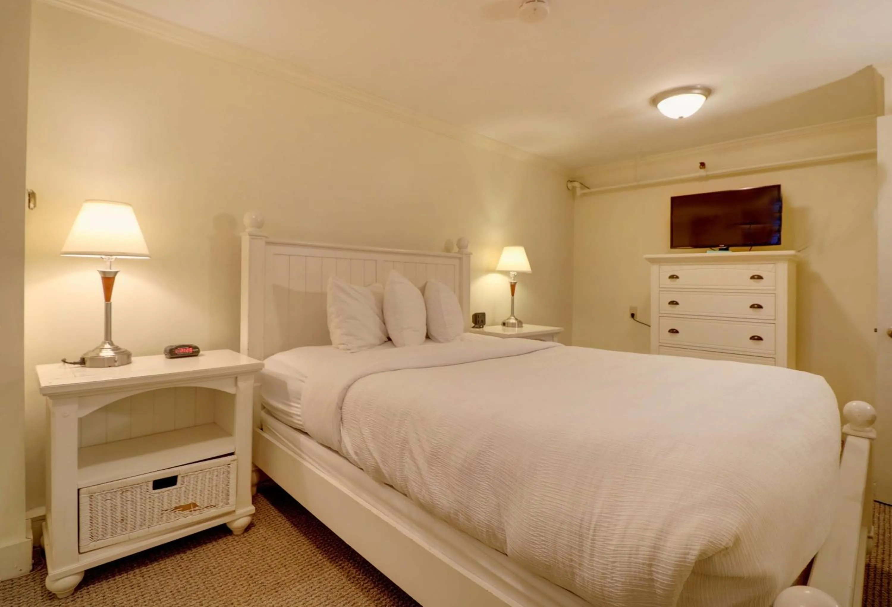 Bedroom, Bed in Senator Inn & Spa