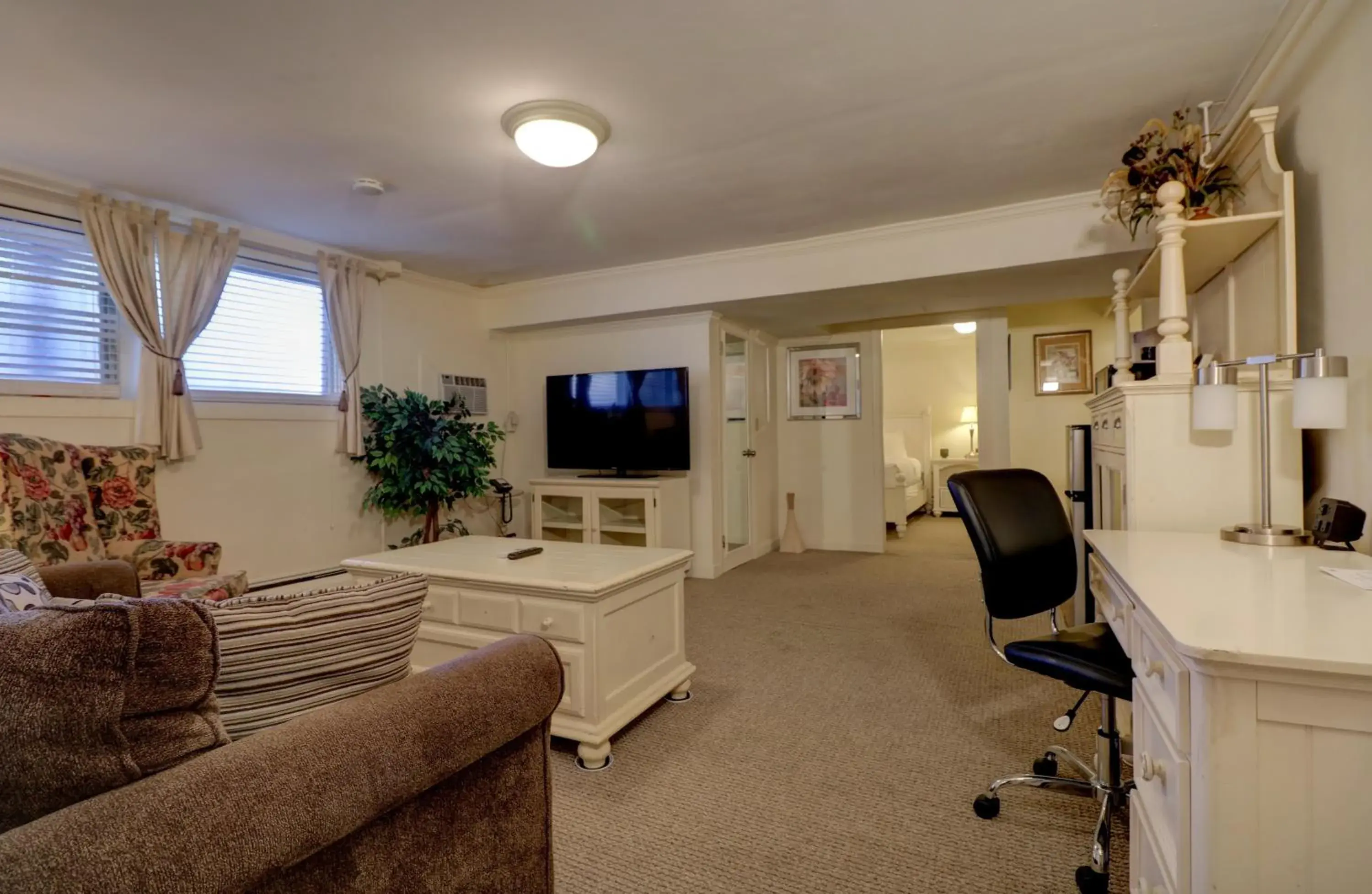 Apartment-style 1 King 1 Queen in Senator Inn & Spa Apartment-style 1 King 1 Queen in Senator Inn & Spa