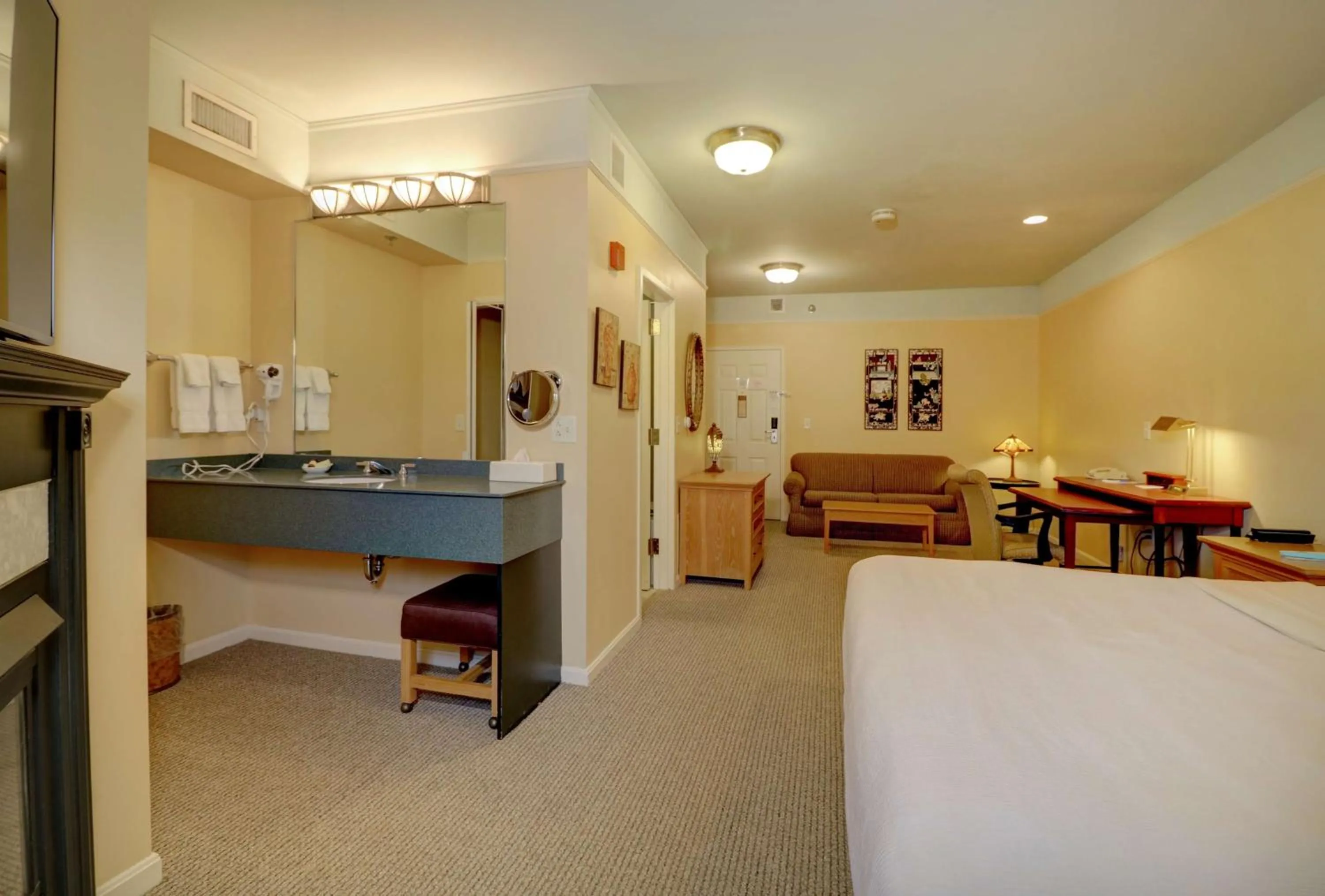 Photo of the whole room, Bed in Senator Inn & Spa