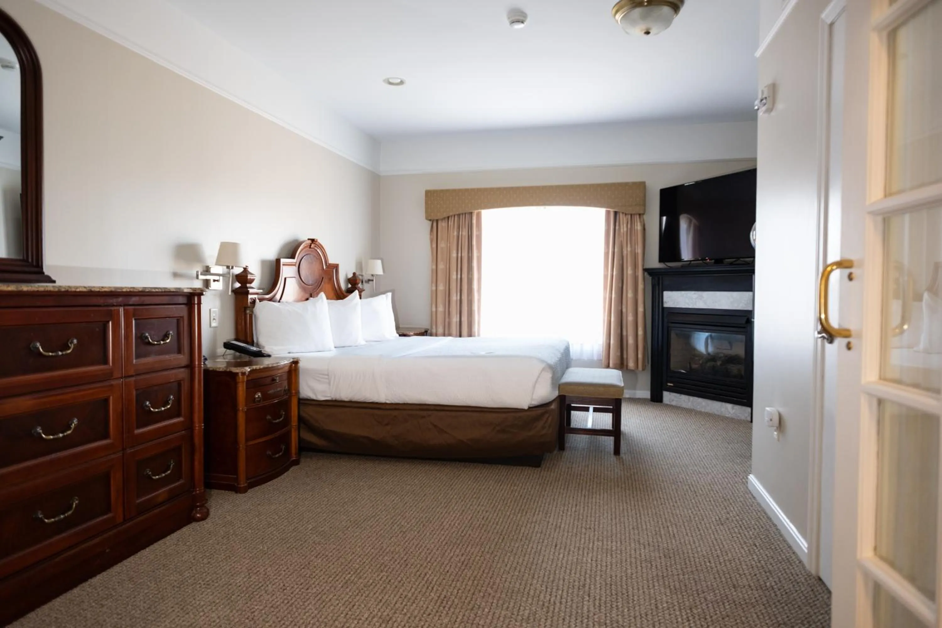 Bedroom, Bed in Senator Inn & Spa