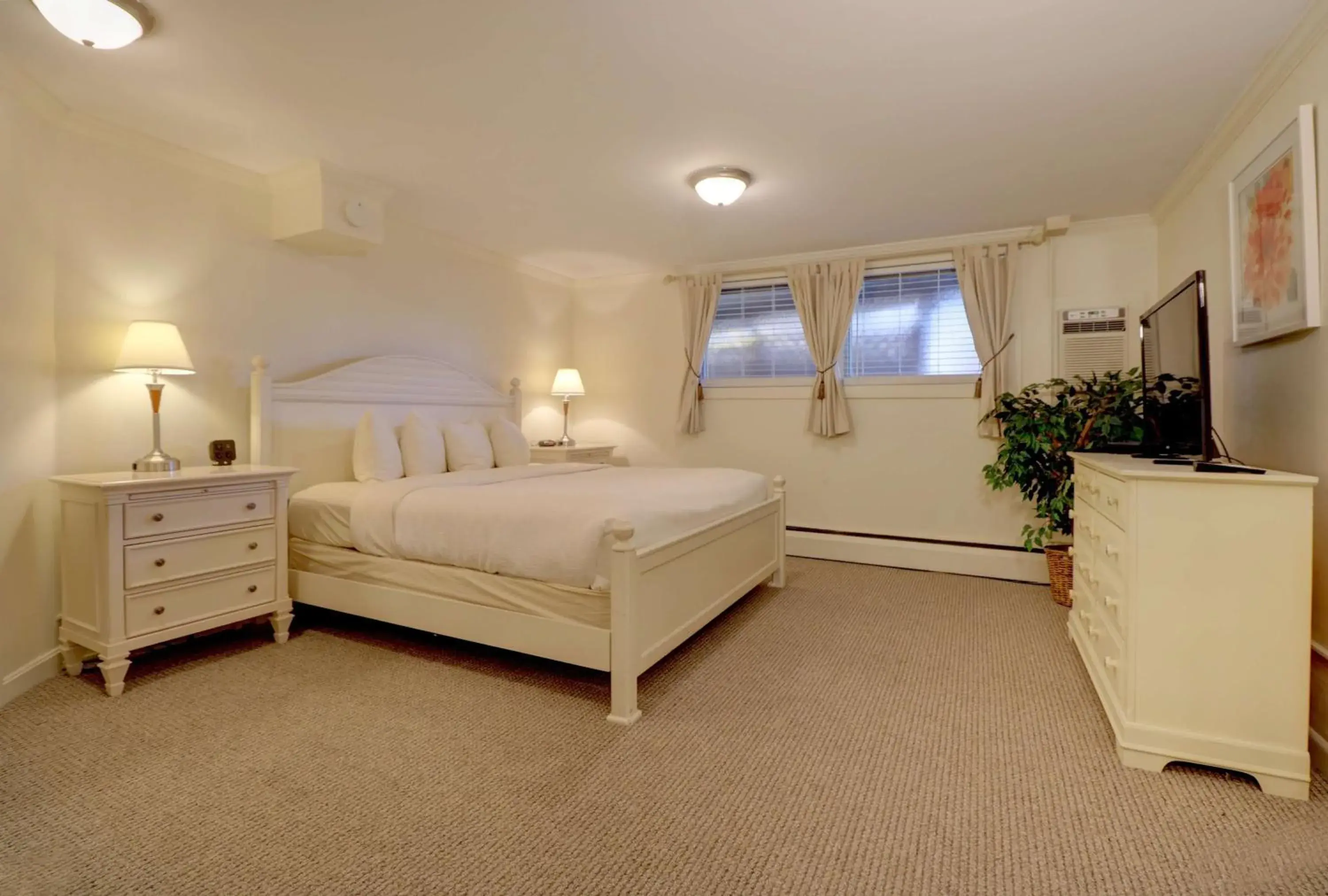 Bedroom, Bed in Senator Inn & Spa Bedroom, Bed in Senator Inn & Spa