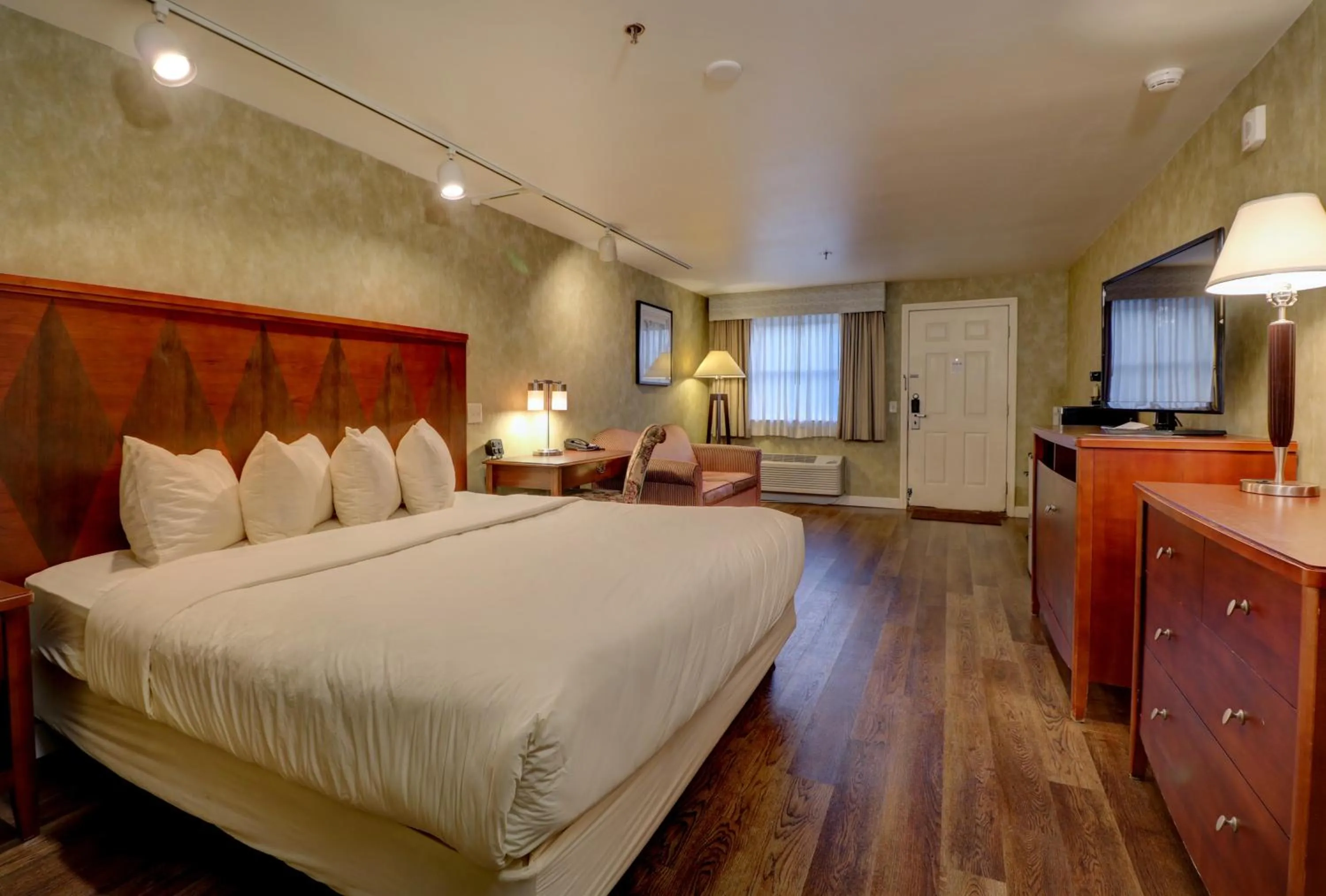 Bed in Senator Inn & Spa