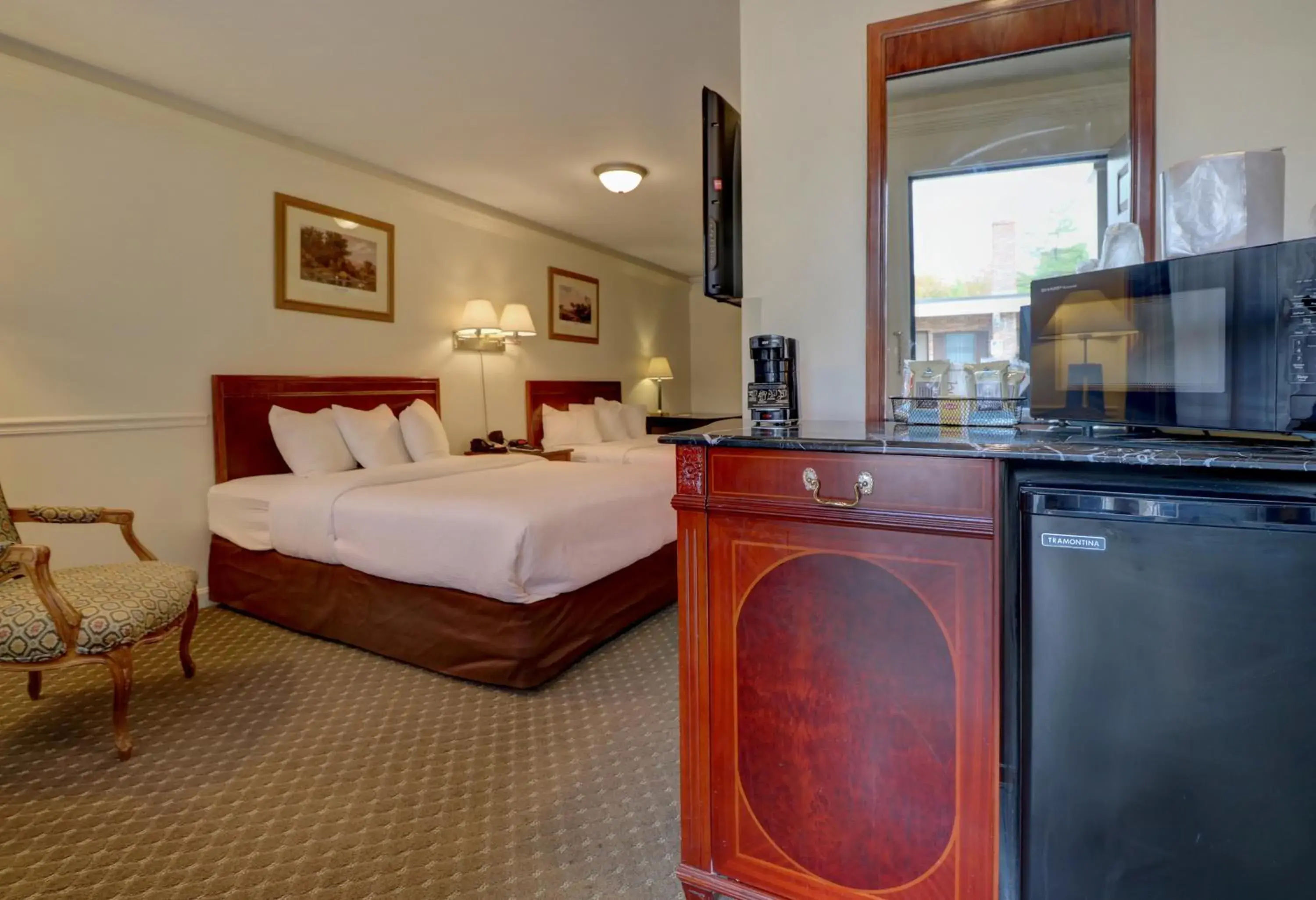Kitchen or kitchenette, Bed in Senator Inn & Spa Kitchen or kitchenette, Bed in Senator Inn & Spa