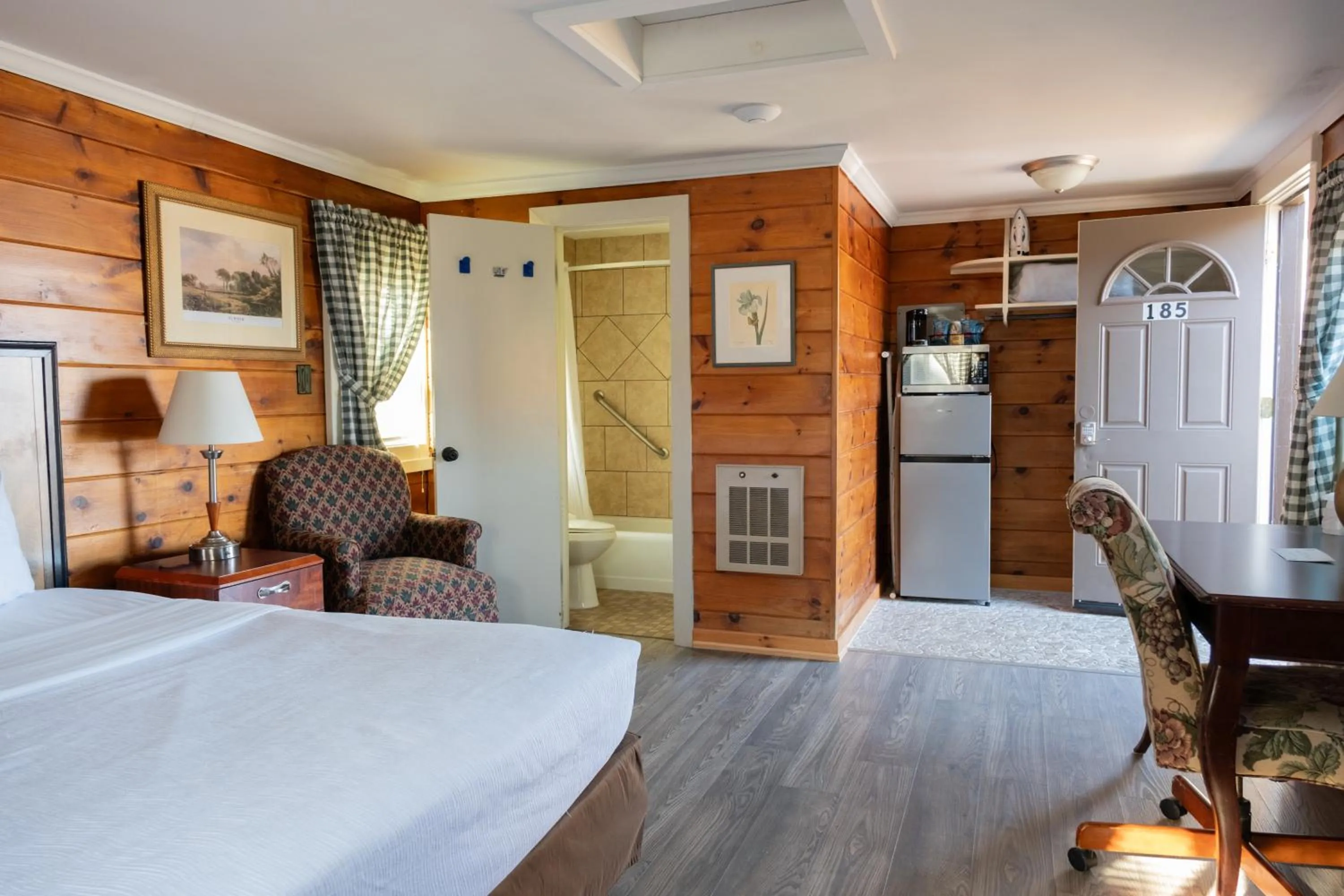 Photo of the whole room, Bed in Senator Inn & Spa