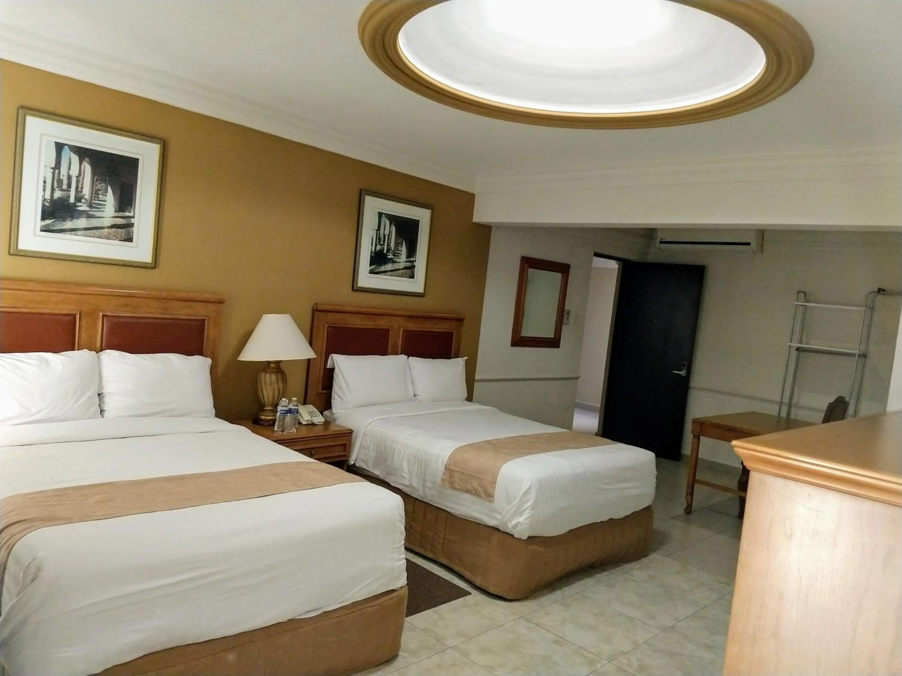 Photo of the whole room, Bed in Savoy Express
