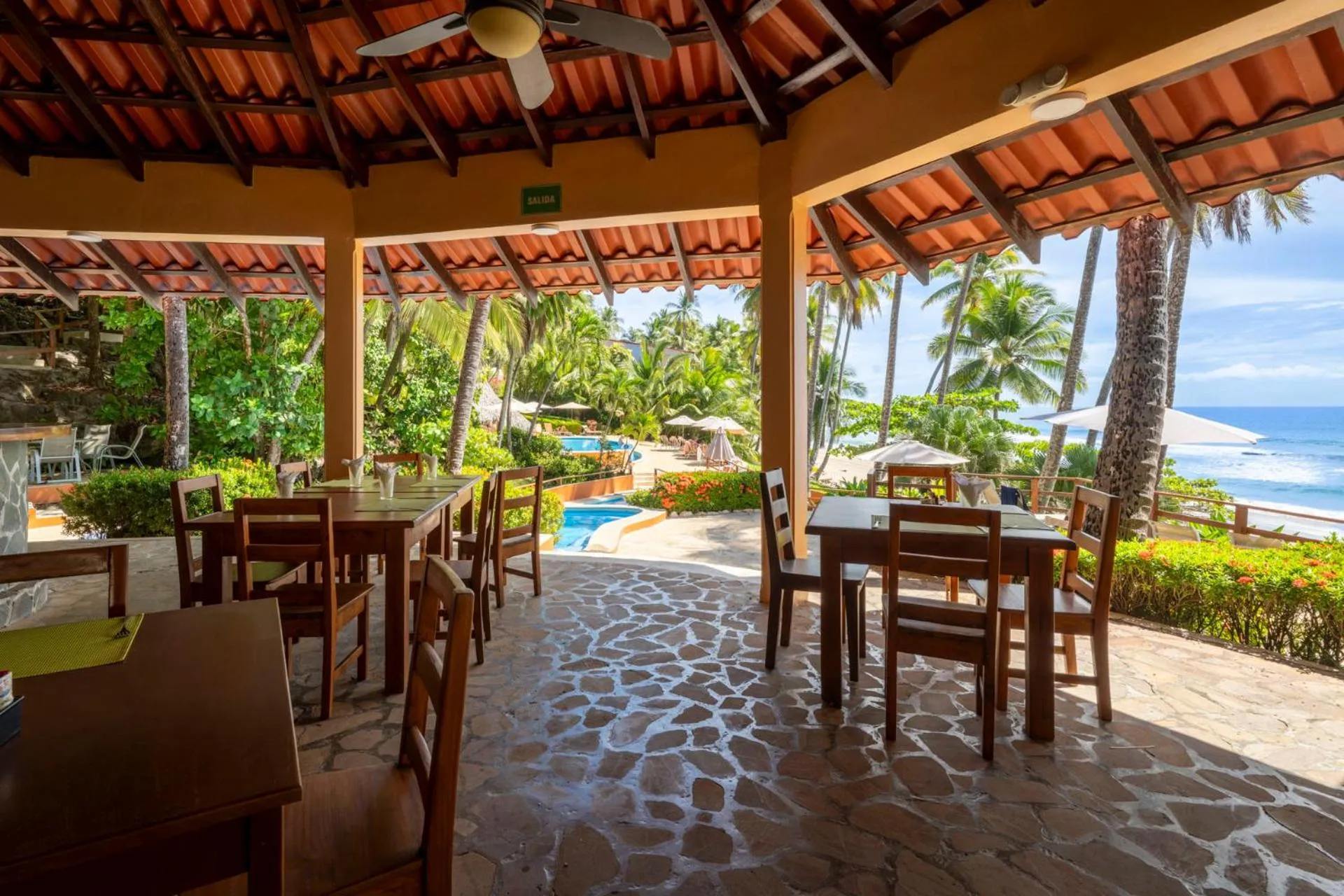 Restaurant/places to eat in Tango Mar Beachfront Boutique Hotel & Villas