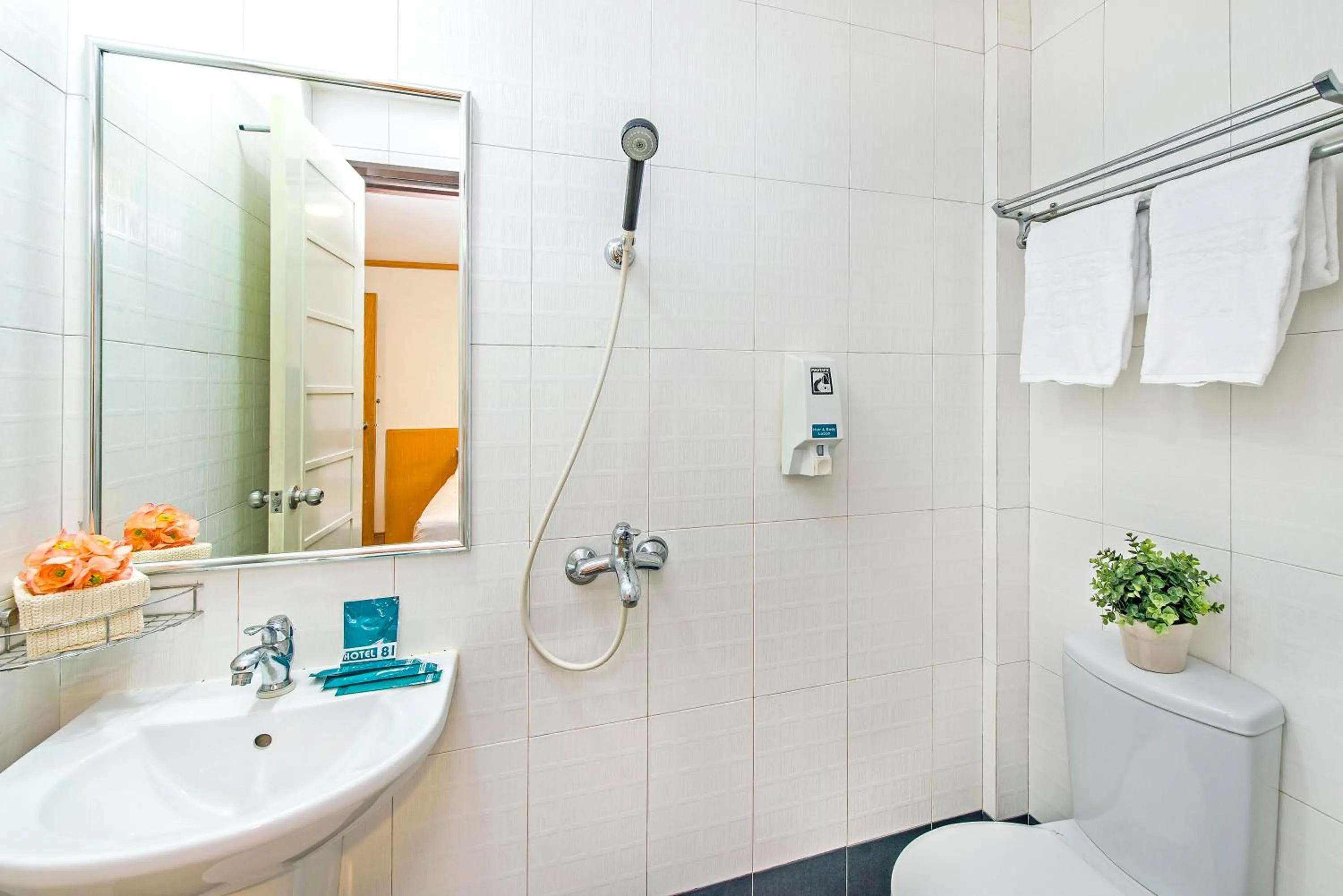 Toilet in Hotel 81 Sakura