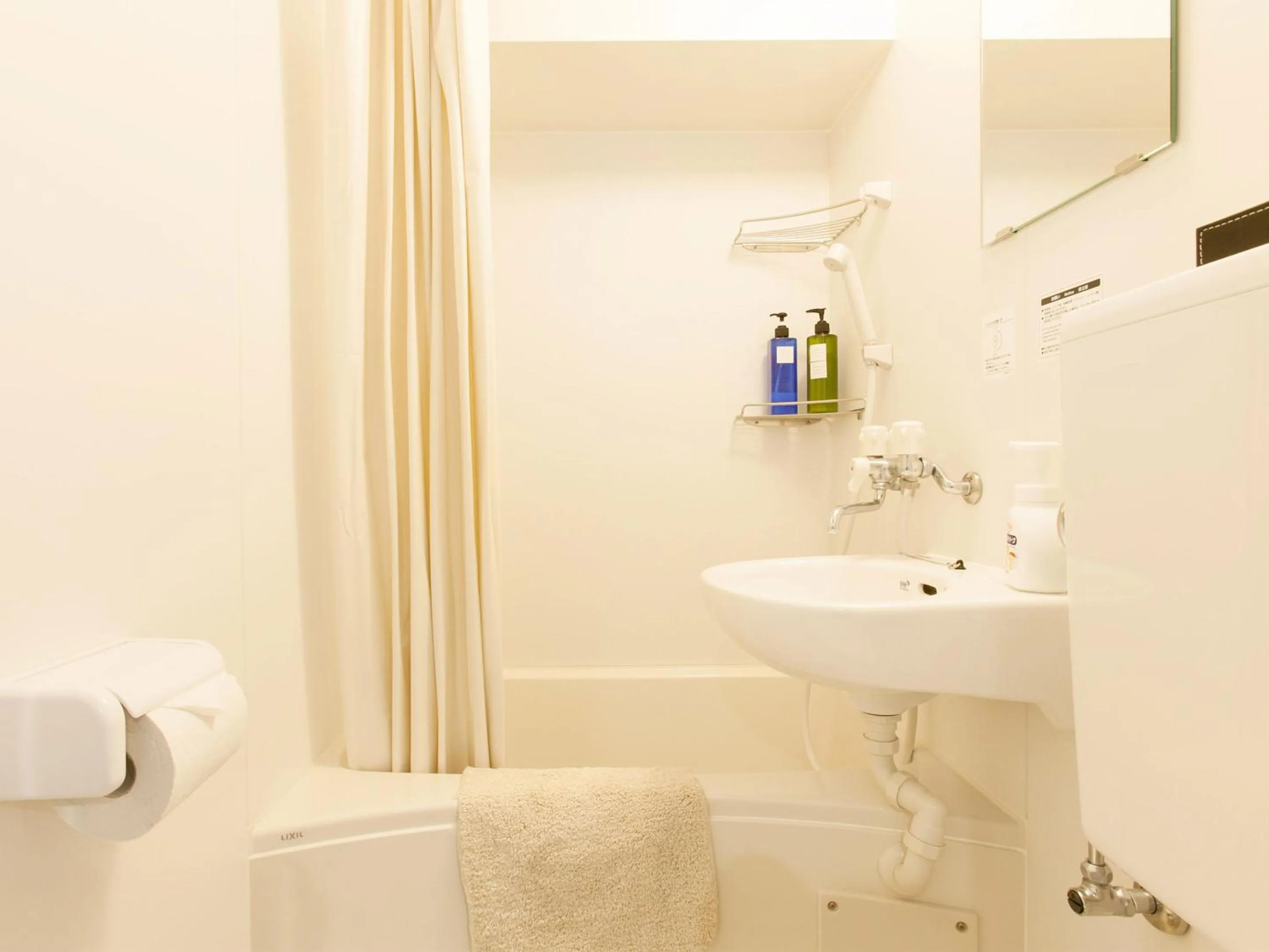 Shower in Hotel Cocoro Inn Asakusa Kuramae