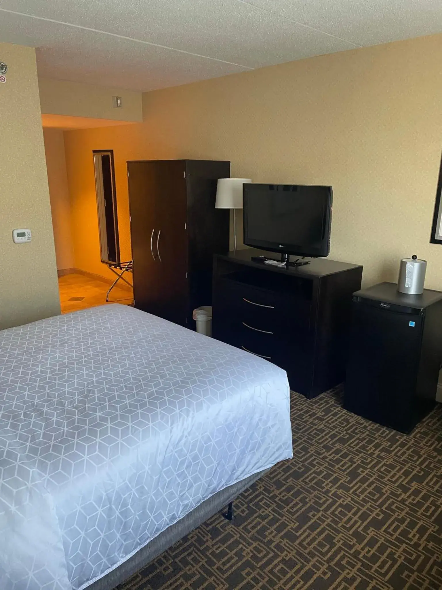 TV and multimedia, Bed in Holiday Inn Express Philadelphia Penn's Landing by IHG TV and multimedia, Bed in Holiday Inn Express Philadelphia Penn's Landing by IHG
