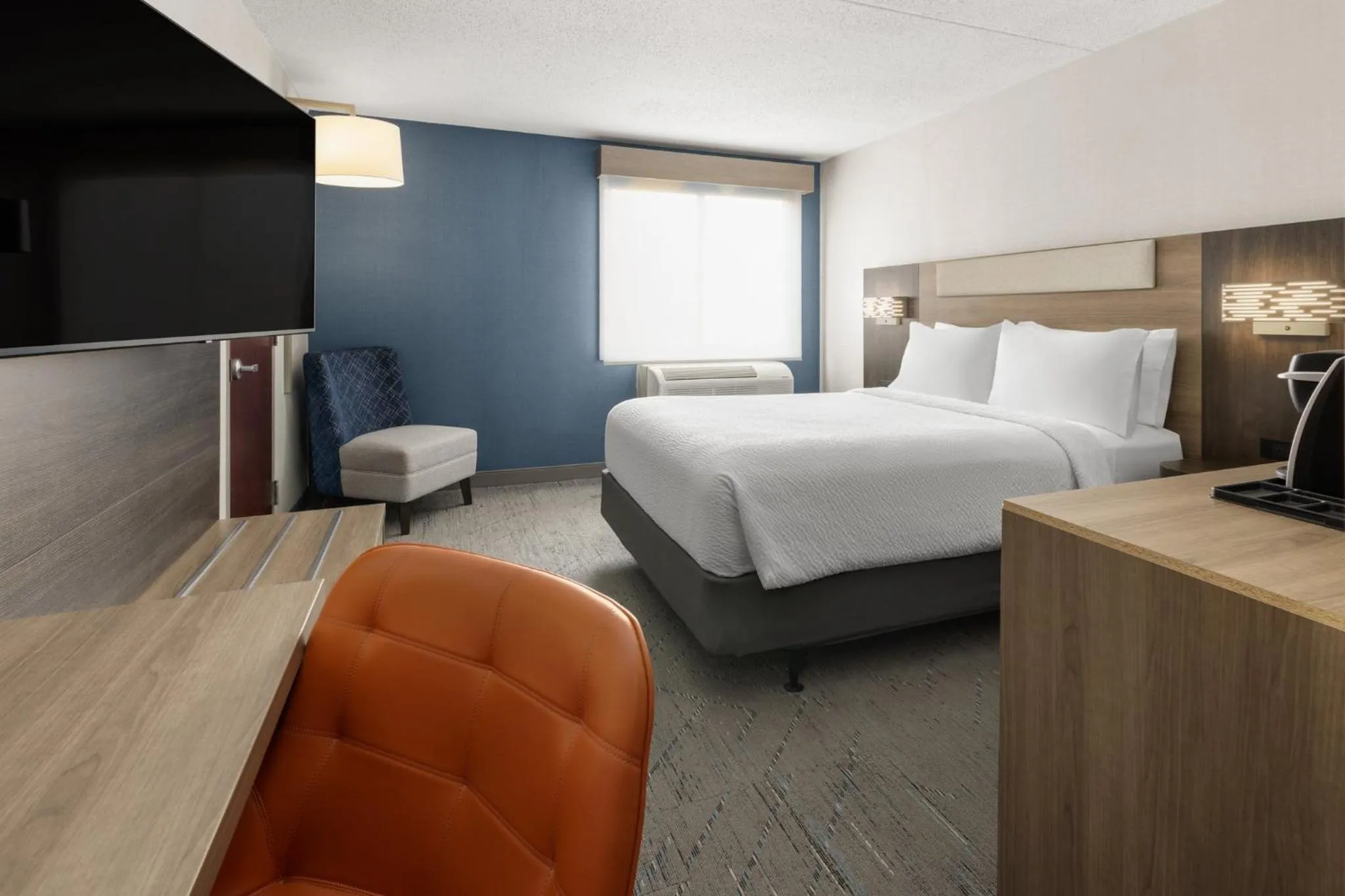 Photo of the whole room, Bed in Holiday Inn Express Philadelphia Penn's Landing by IHG