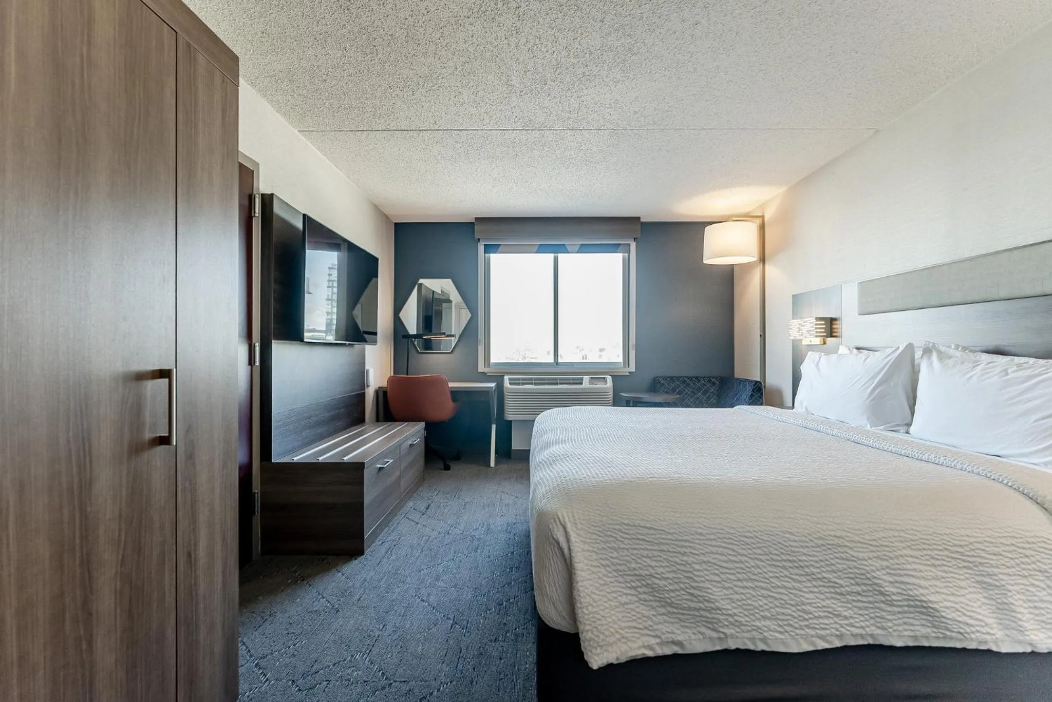 Photo of the whole room, Bed in Holiday Inn Express Philadelphia Penn's Landing by IHG