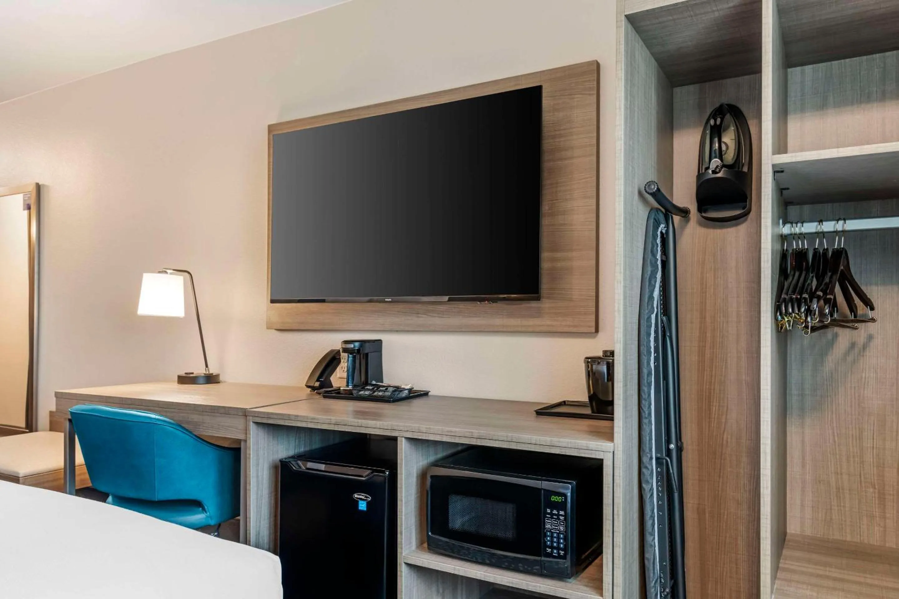 Bedroom, Bed in Comfort Inn Fairbanks