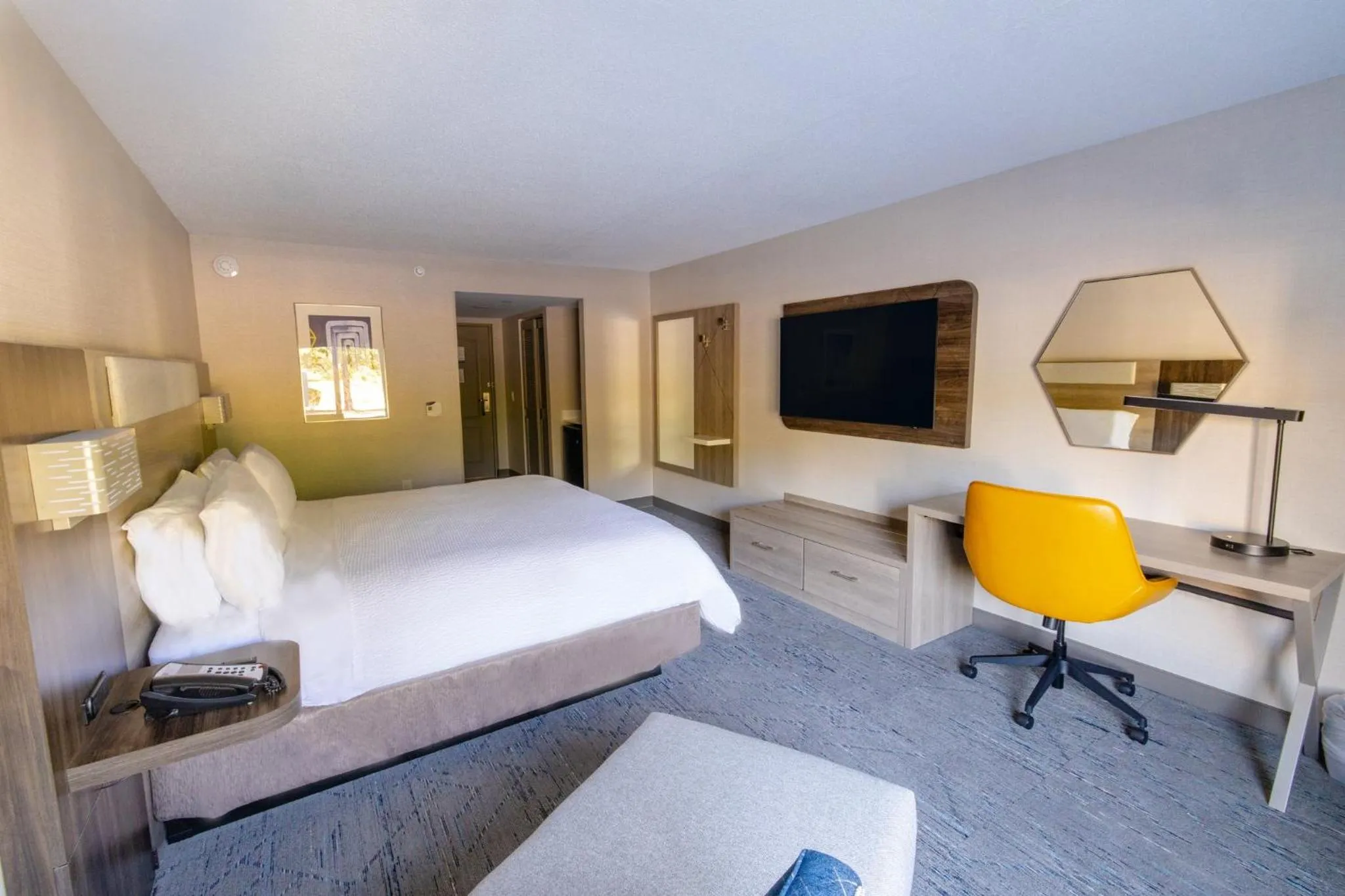 Photo of the whole room, Bed in Holiday Inn Express - Neptune by IHG