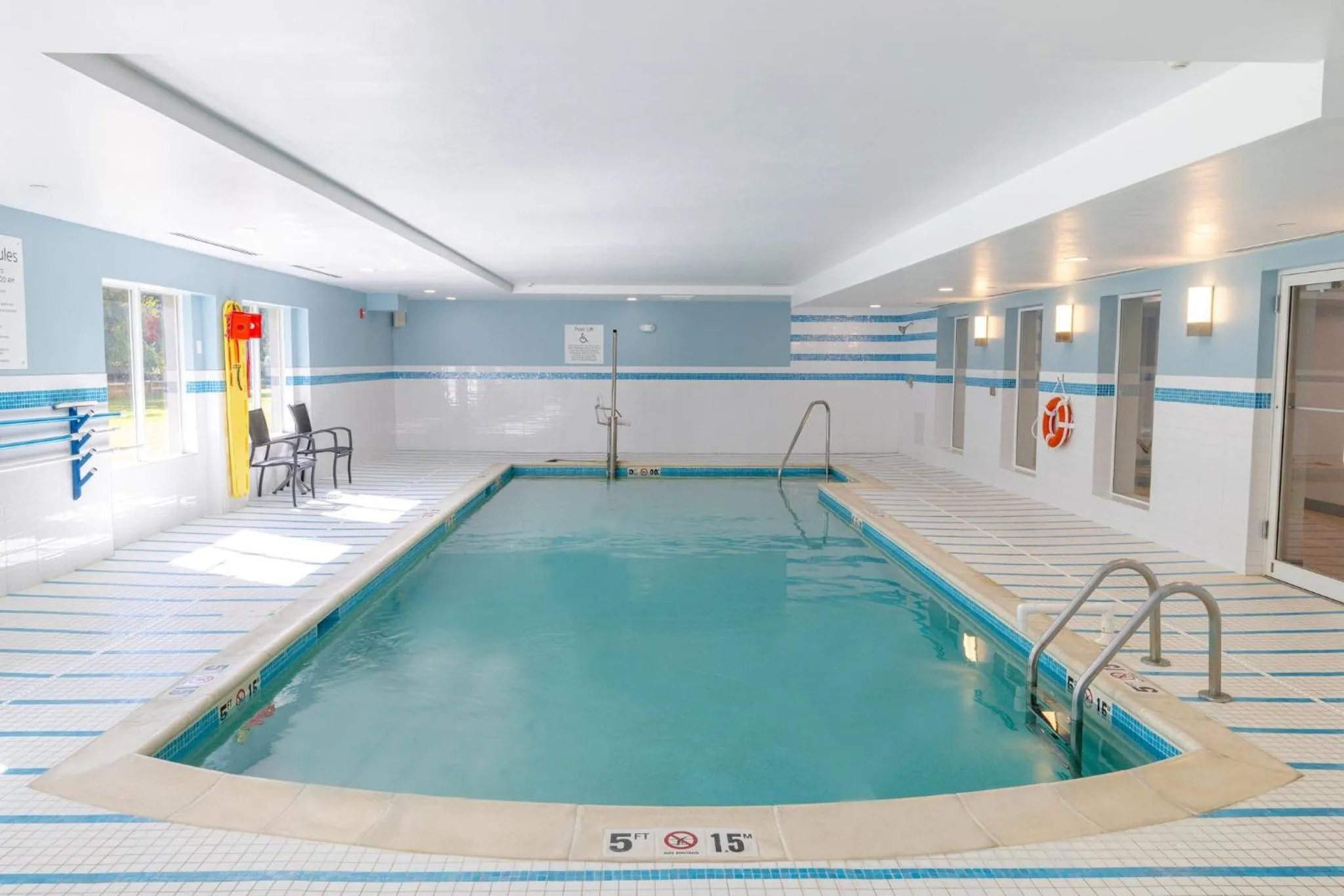 Swimming pool in Holiday Inn Express - Neptune by IHG