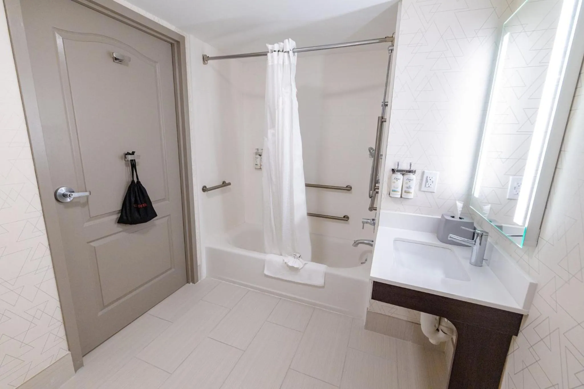 Photo of the whole room in Holiday Inn Express - Neptune by IHG