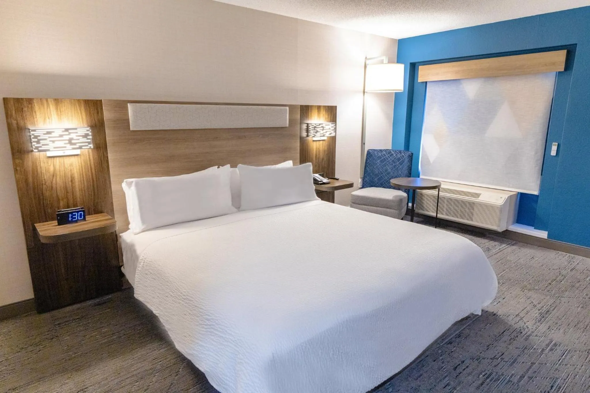 Photo of the whole room, Bed in Holiday Inn Express - Neptune by IHG