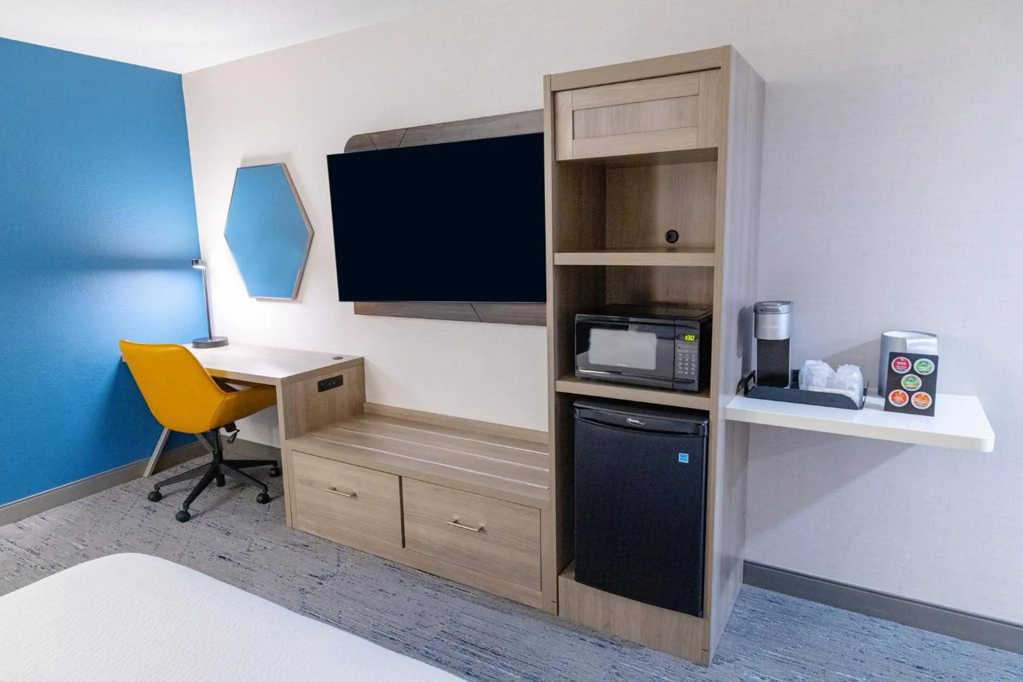 Photo of the whole room, Bed in Holiday Inn Express - Neptune by IHG