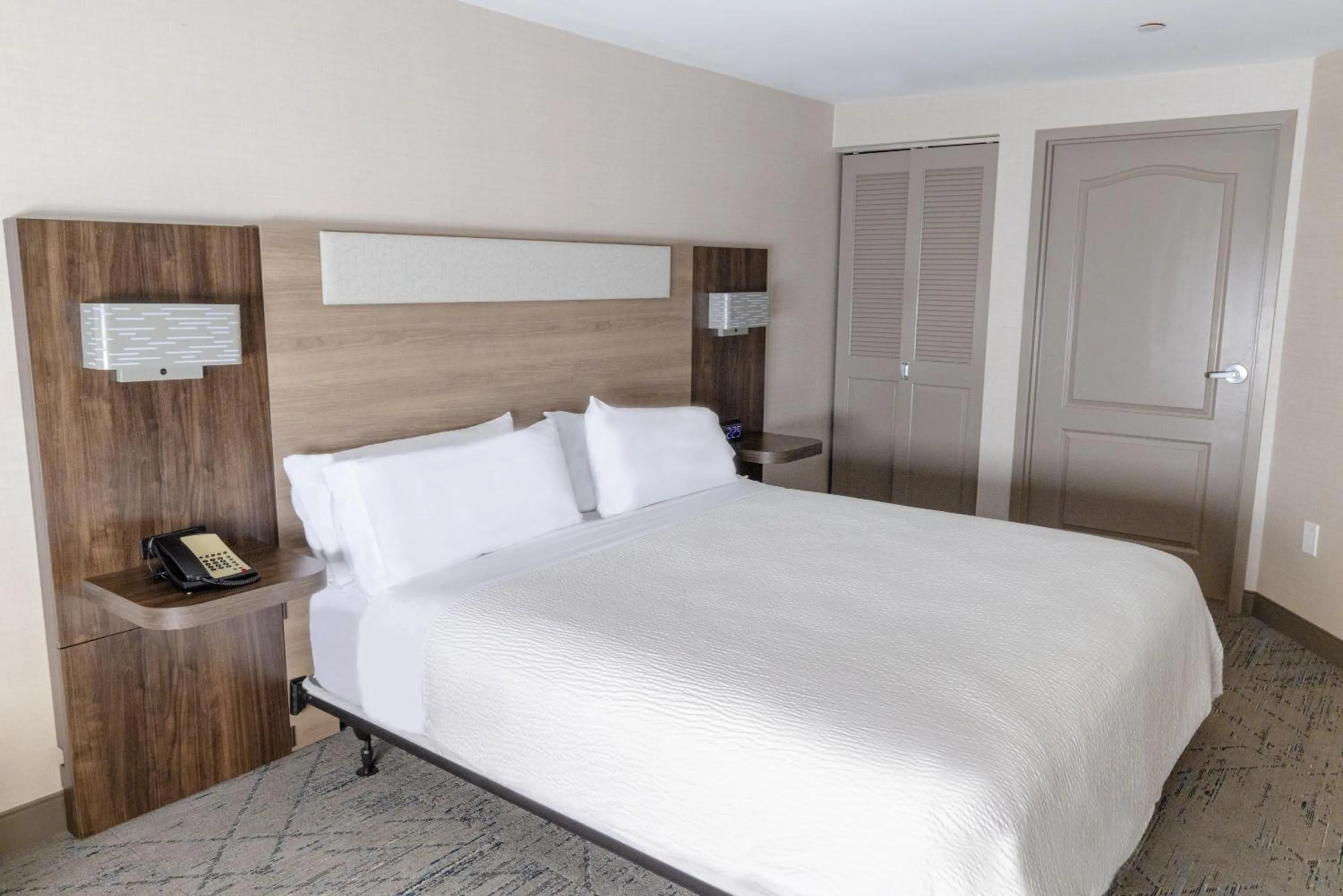 Bed in Holiday Inn Express - Neptune by IHG