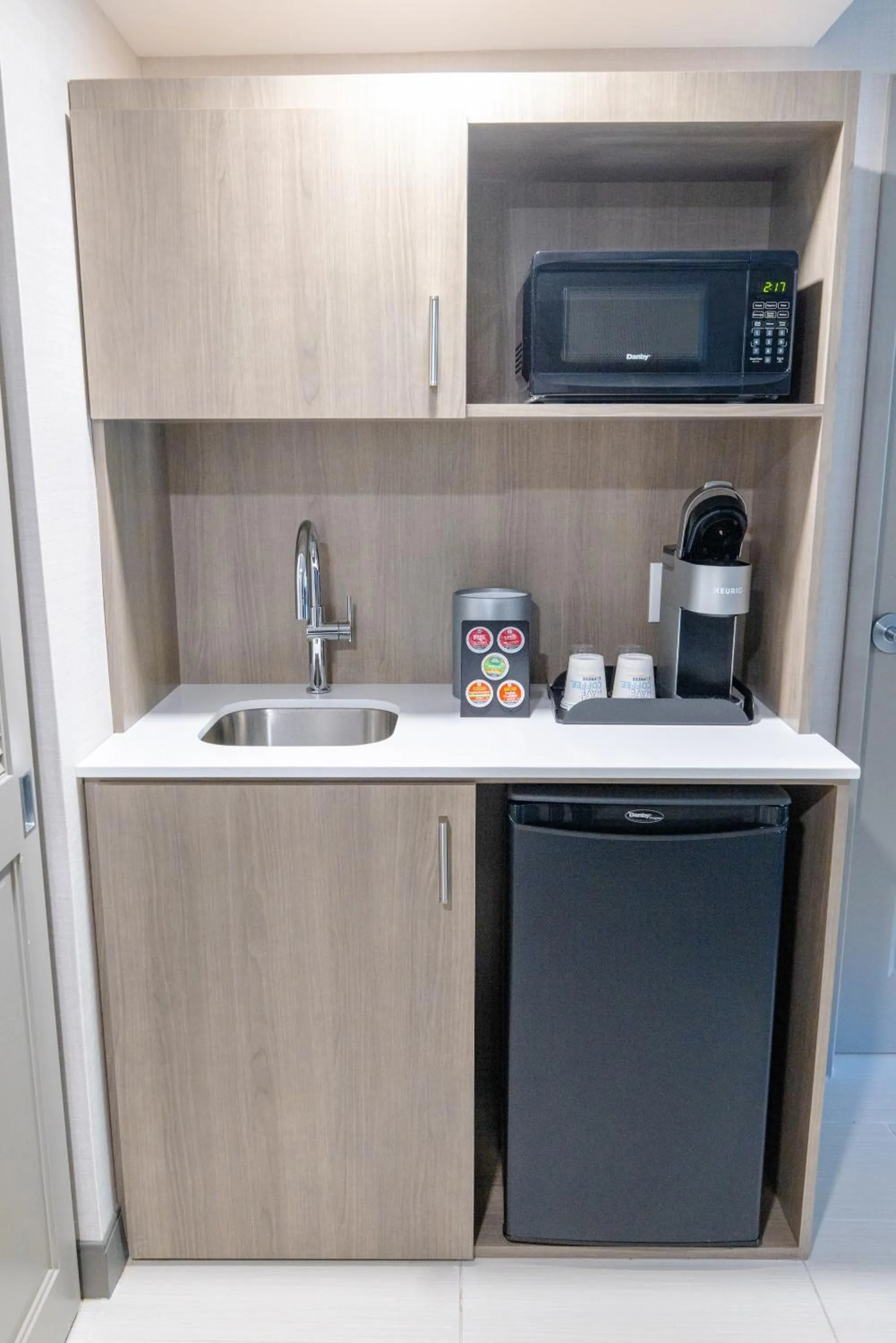 Coffee/tea facilities in Holiday Inn Express - Neptune by IHG