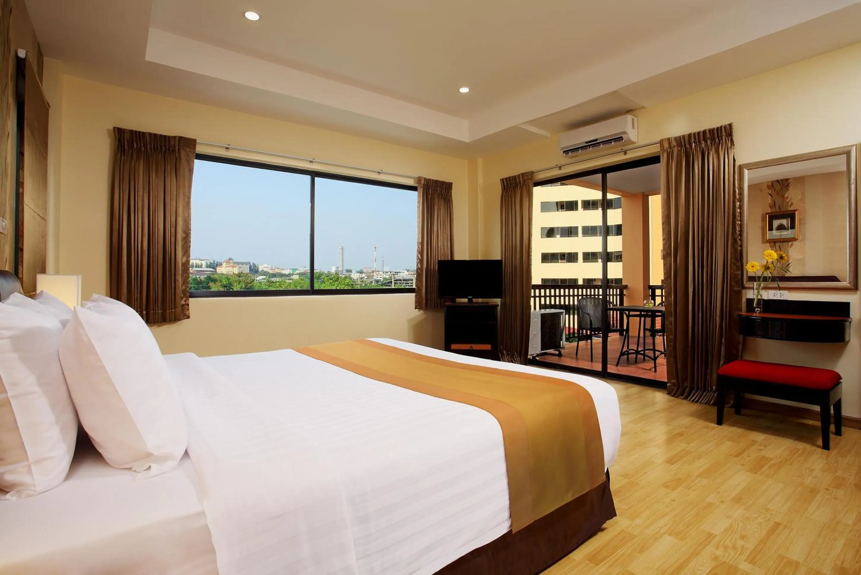 Day, Bed in Nova Park Hotel Pattaya
