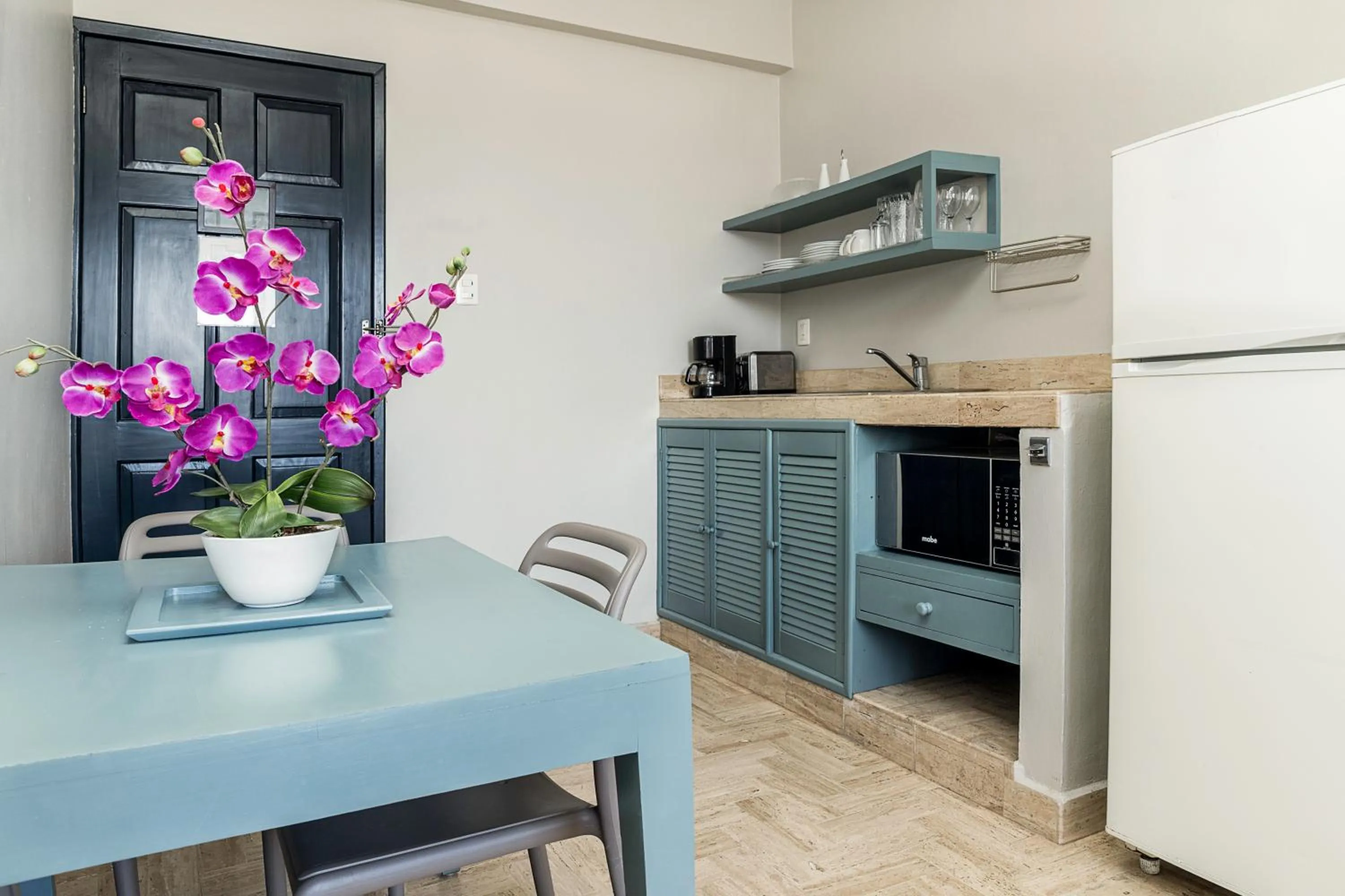 Kitchen or kitchenette in "5th Av" Sol del Caribe Apart Hotel