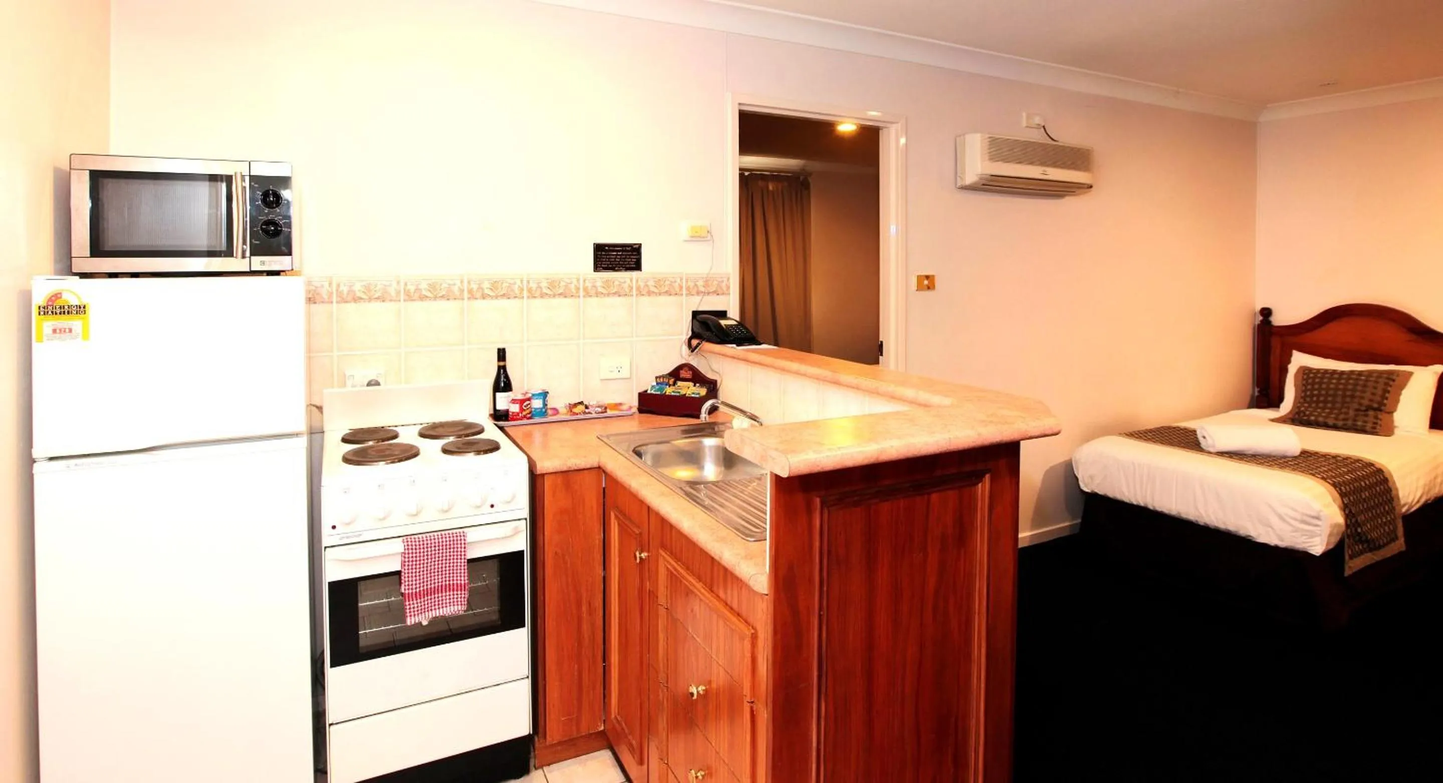 Kitchen or kitchenette in Best Western Ambassador Motor Inn & Apartments