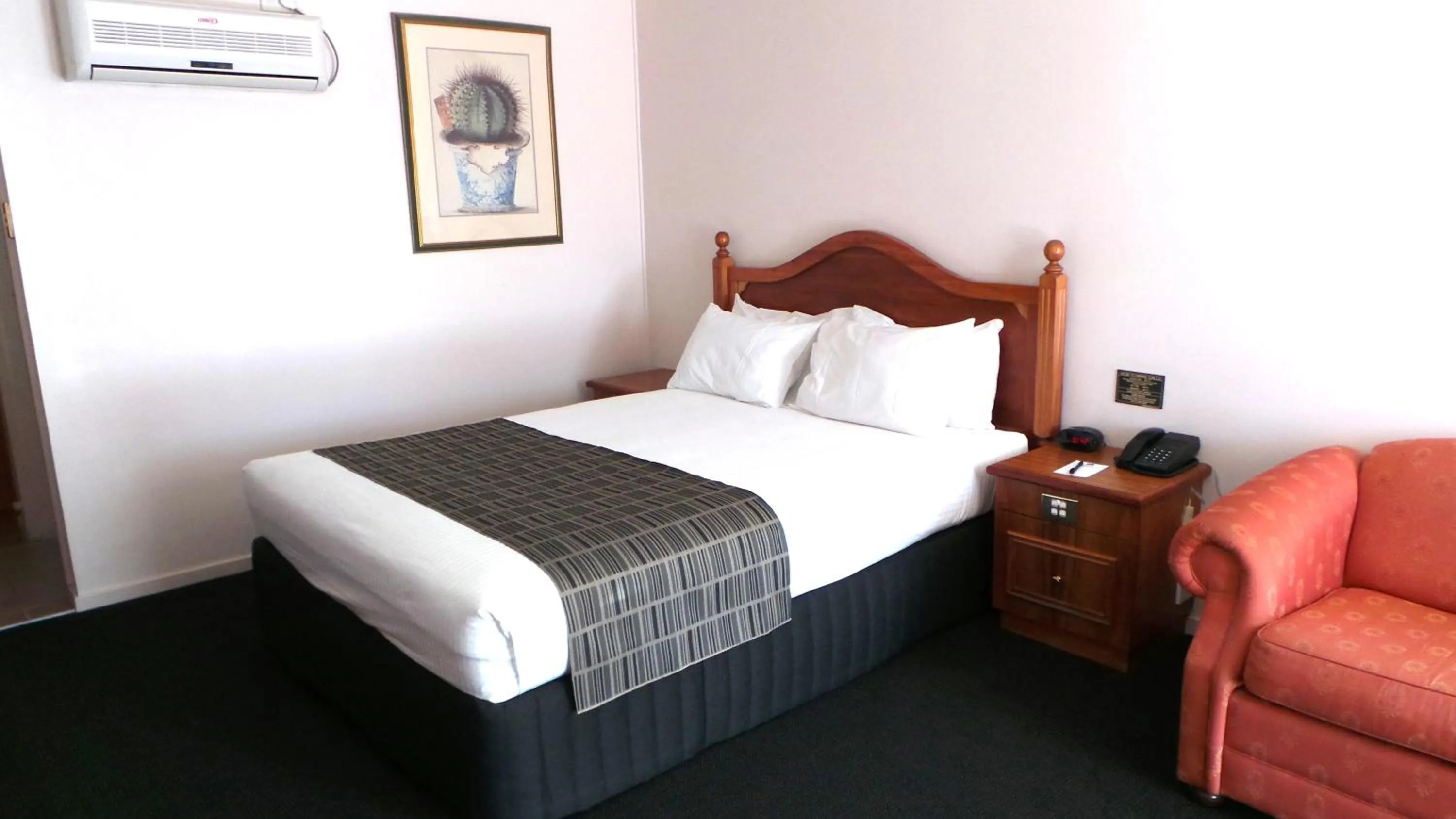 Bed in Best Western Ambassador Motor Inn & Apartments