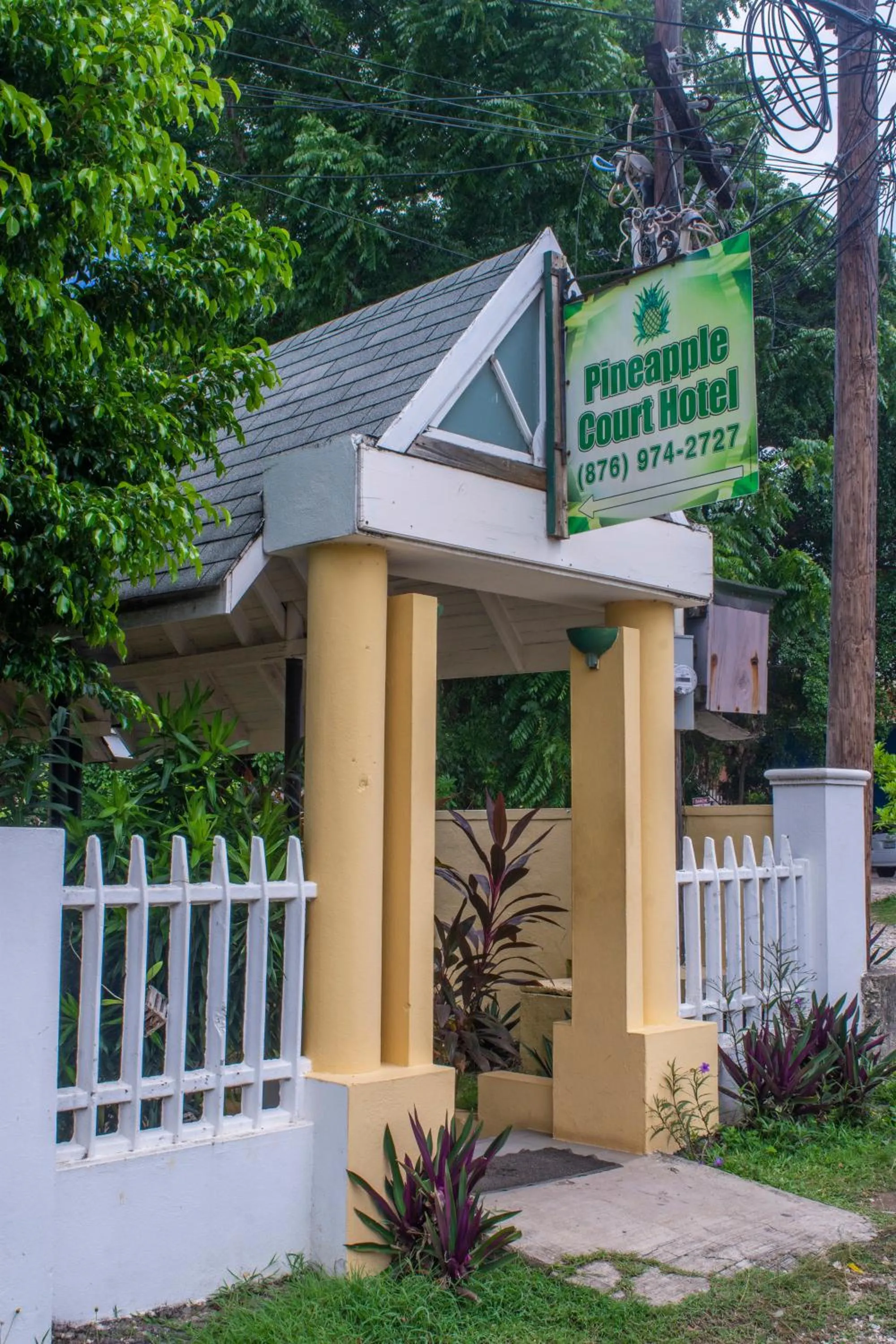 Facade/entrance in Pineapple Court Hotel