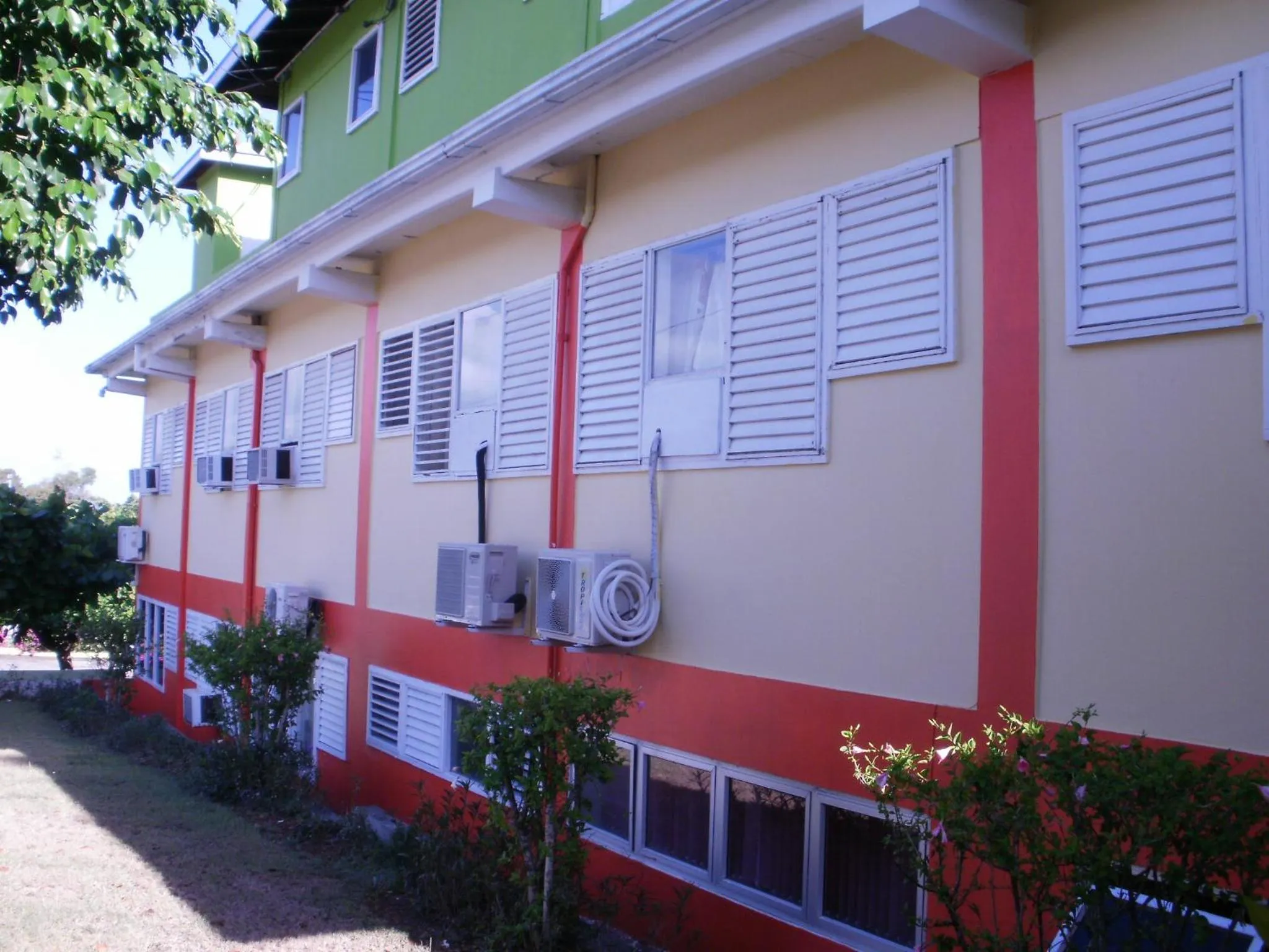 Facade/entrance in Pineapple Court Hotel