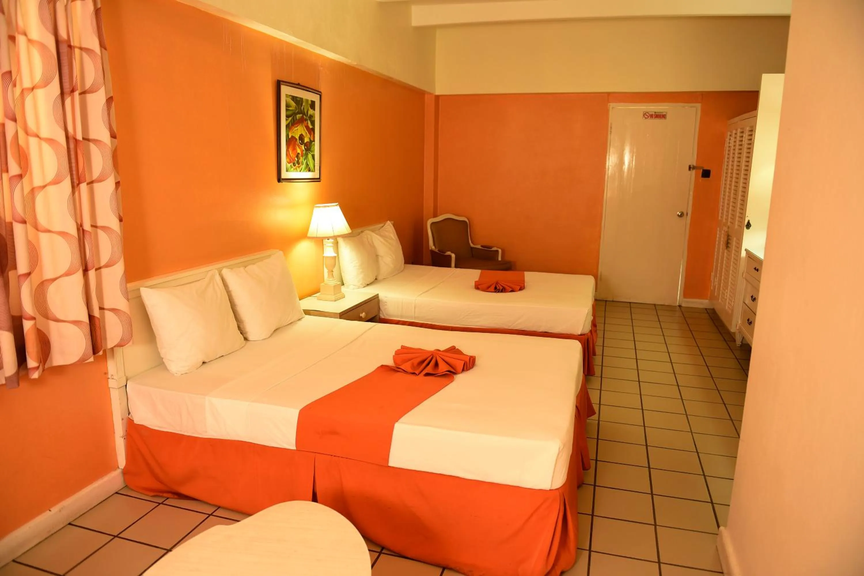 Bed in Pineapple Court Hotel