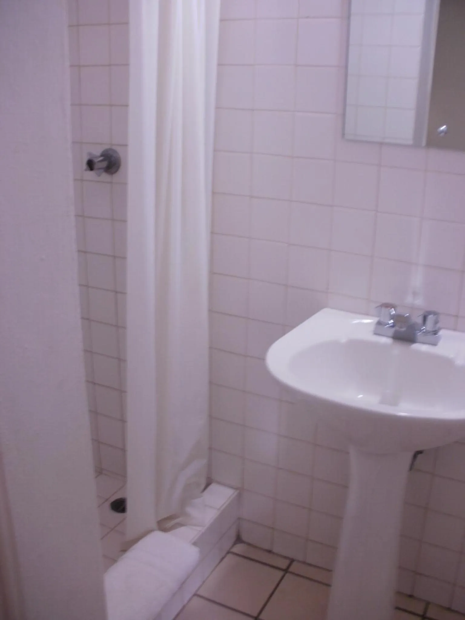 Bathroom in Pineapple Court Hotel