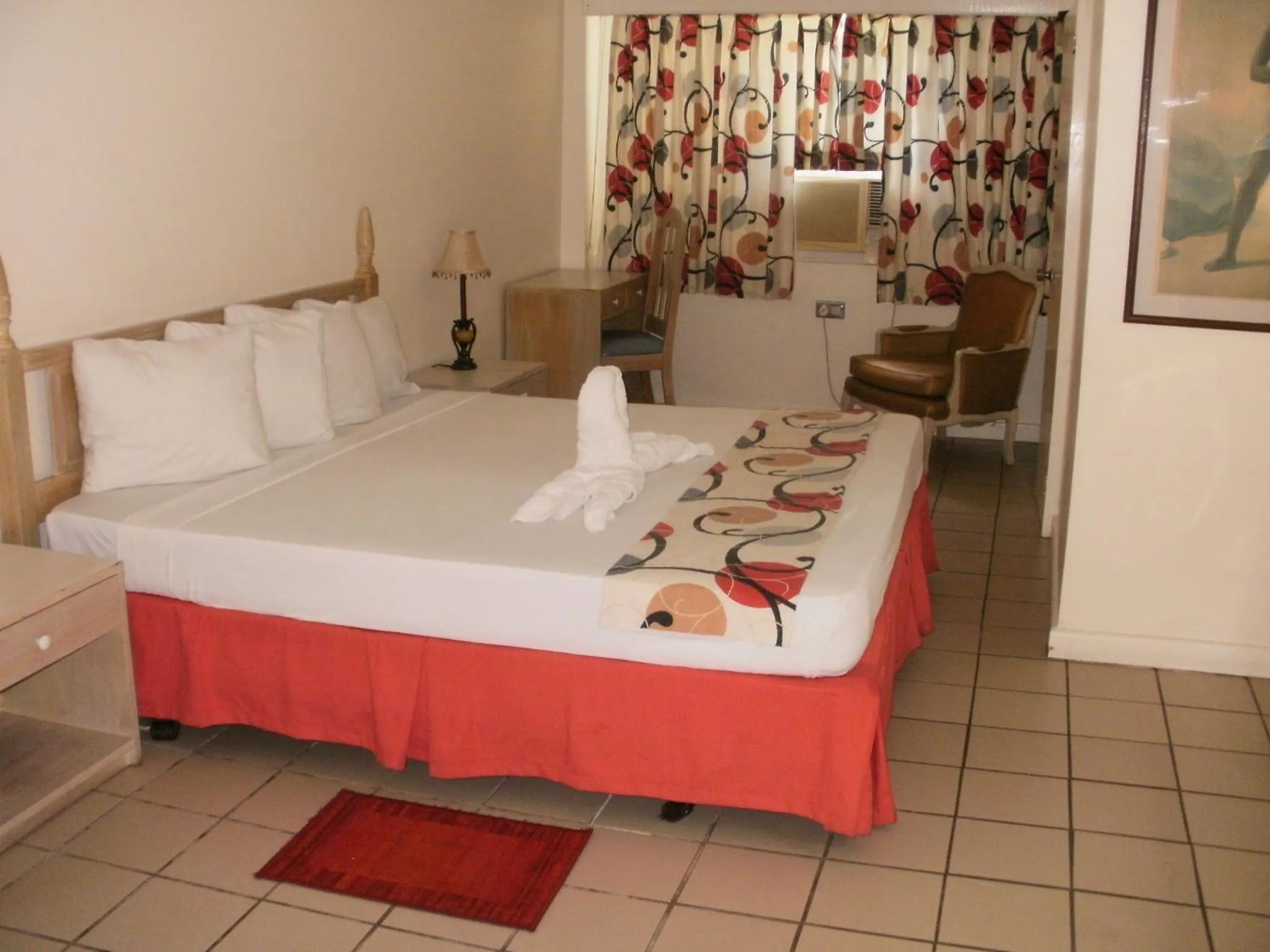 Photo of the whole room, Bed in Pineapple Court Hotel